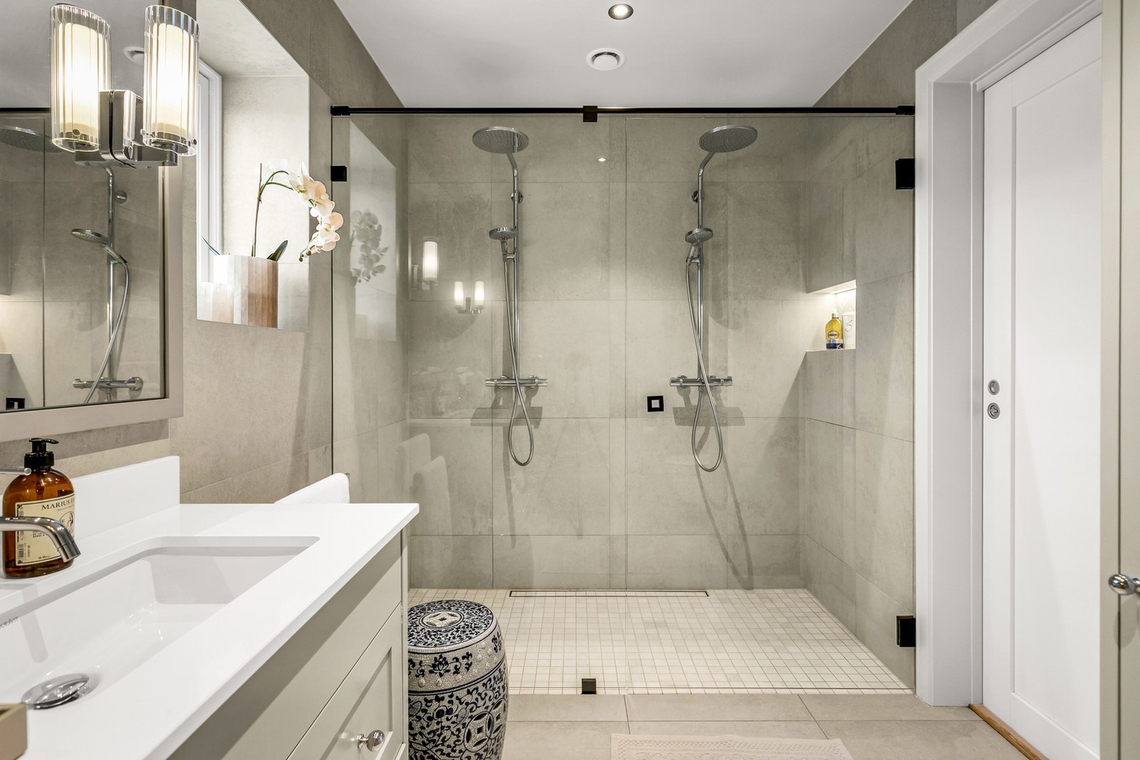 Badet har gjennomført materialvalg og god gulvplass, som gir en luftig og komfortabel romfølelse. Galleribilde