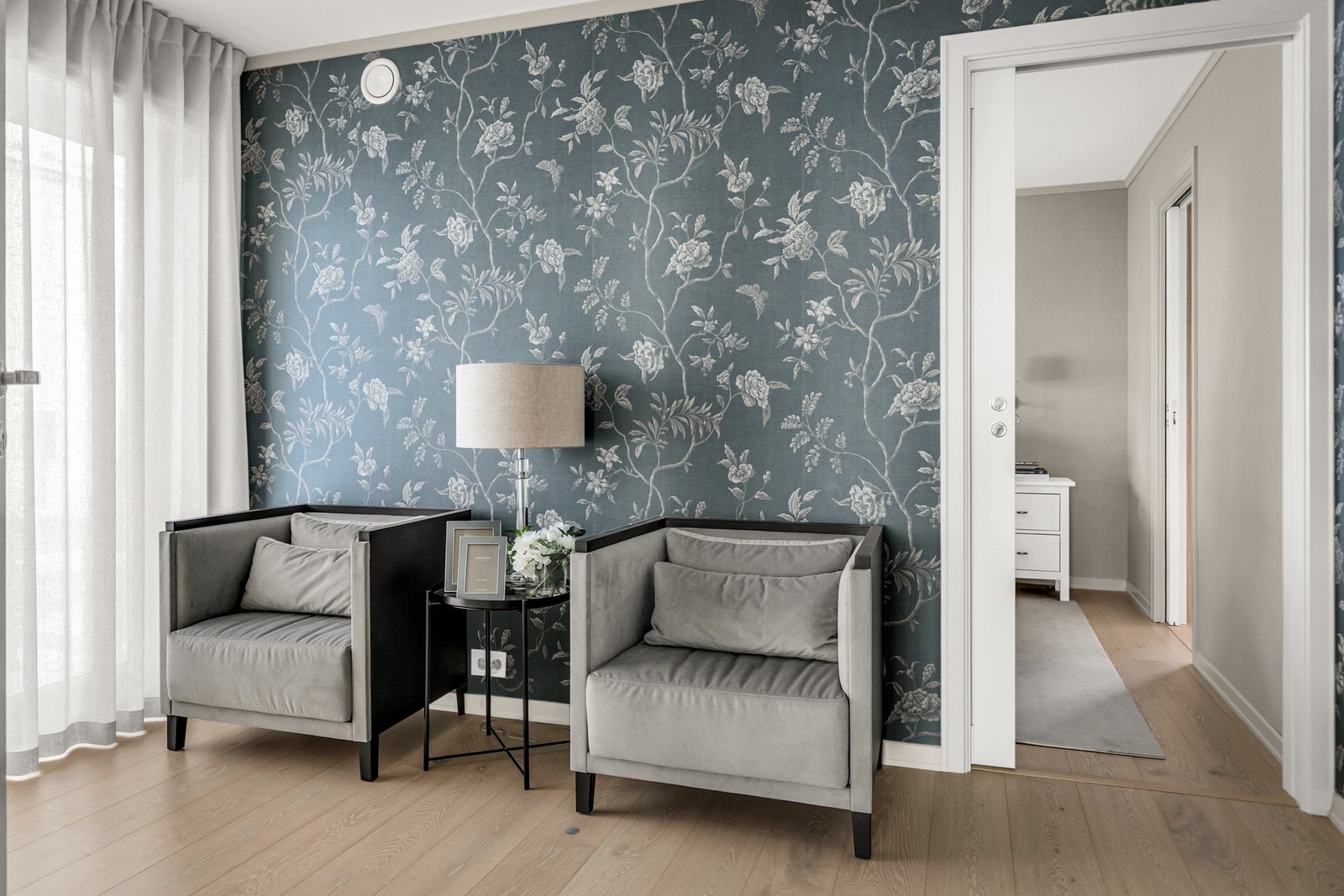 TV-stuen ligger delvis tilbaketrukket og gir et lunt og skjermet oppholdsrom, perfekt om man ønsker å se en serie for seg selv! Galleribilde