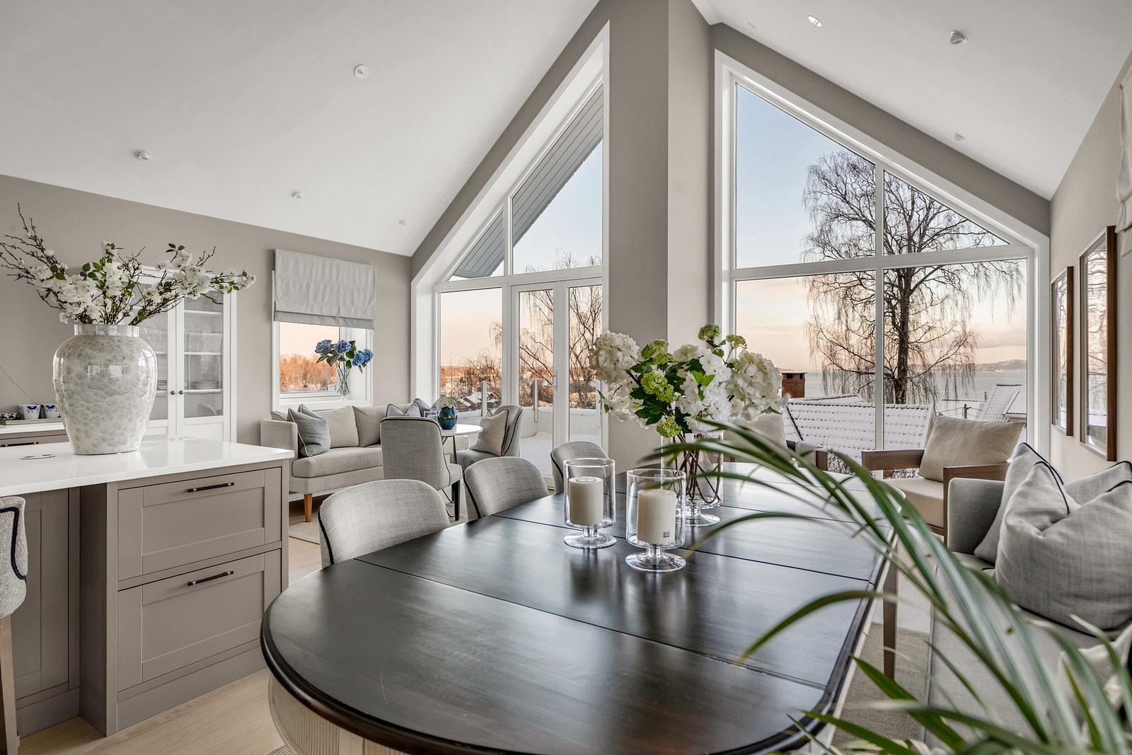 Spiseplassen har god plass til langbord og er perfekt for større sammenkomster, med direkte kontakt til både kjøkken og stue. Galleribilde