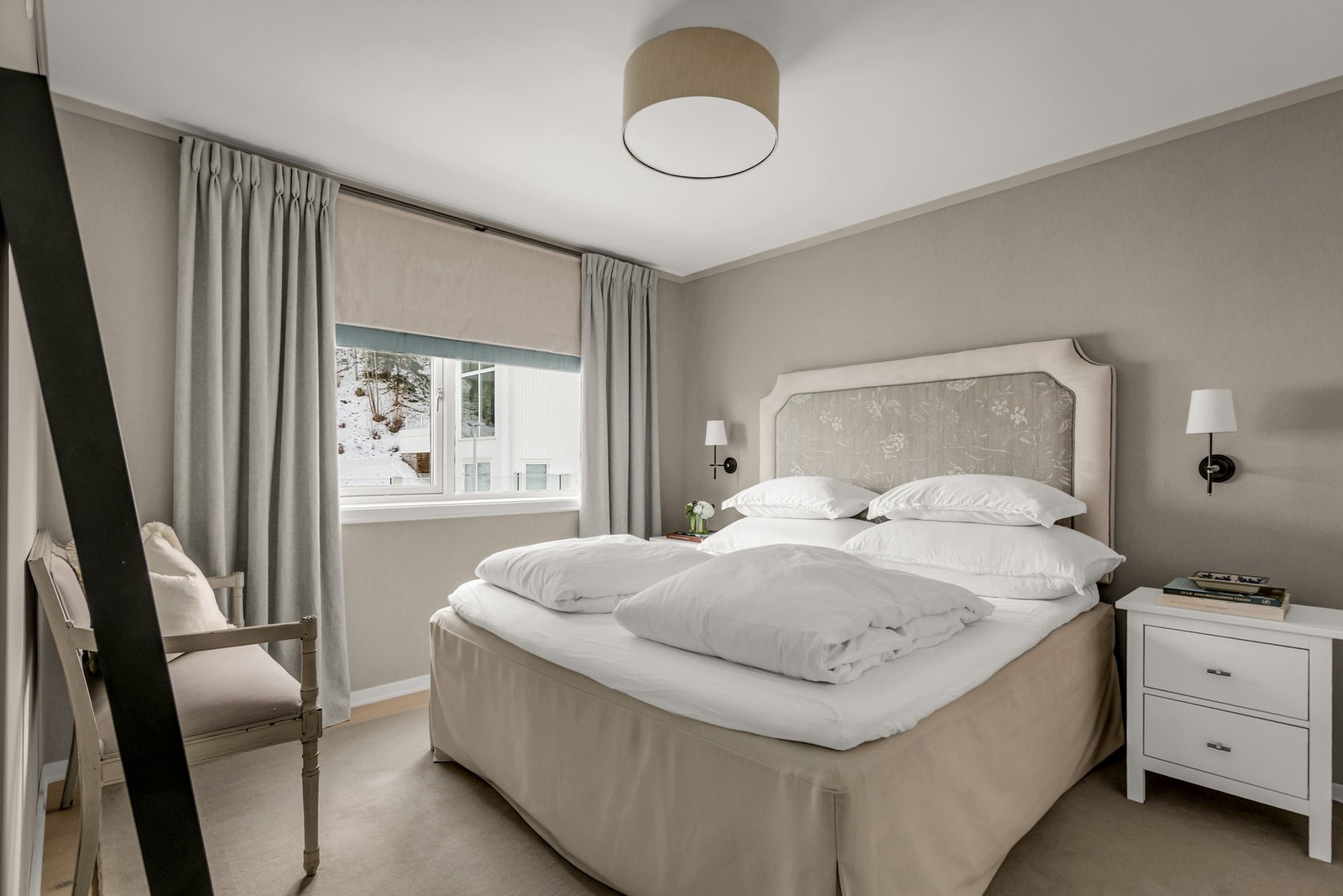 Soverommet i toppetasjen oppleves som en privat suite, med tilbaketrukket beliggenhet og god plass til garderobeløsninger. Galleribilde