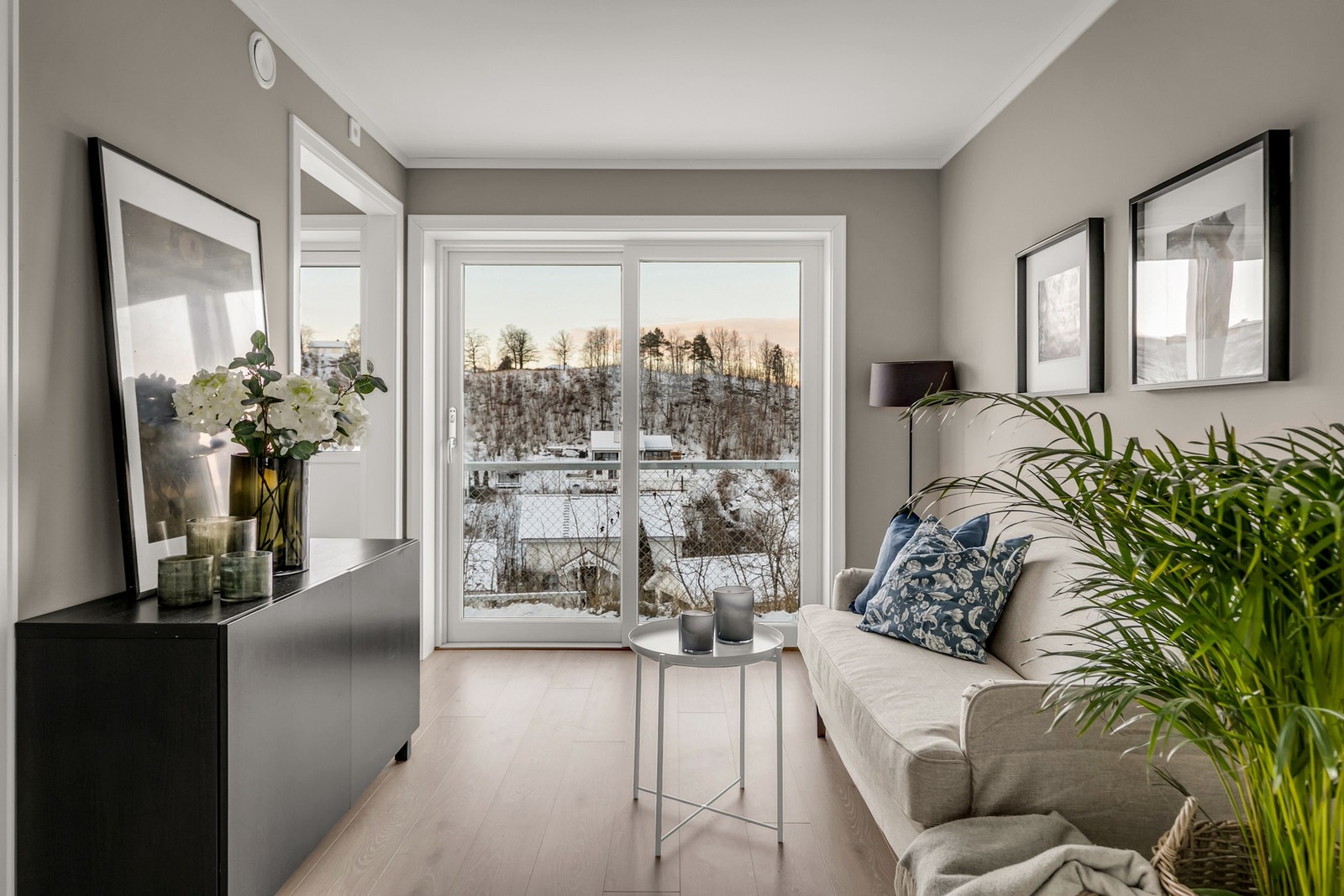 Hybelen har store vindusoverflater som gir rikelig med lysinnslipp. Galleribilde