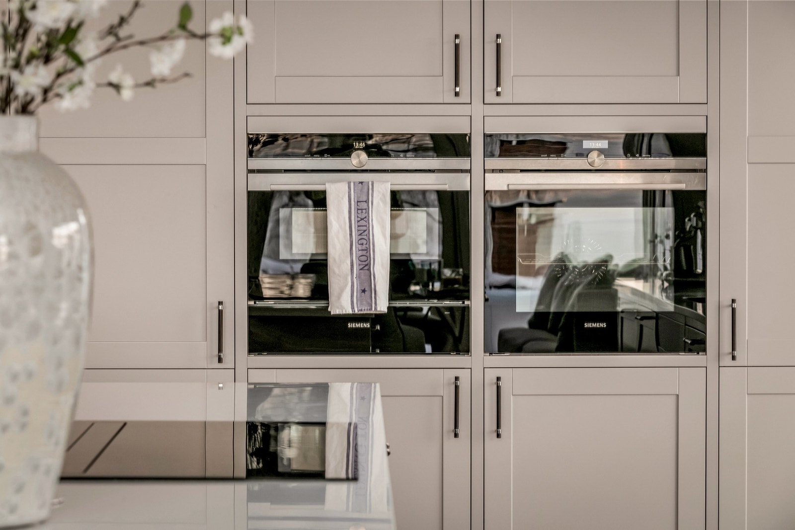 Integrerte hvitevarer og rikelig med skapplass gir et stilrent uttrykk og en ryddig kjøkkenløsning. Galleribilde