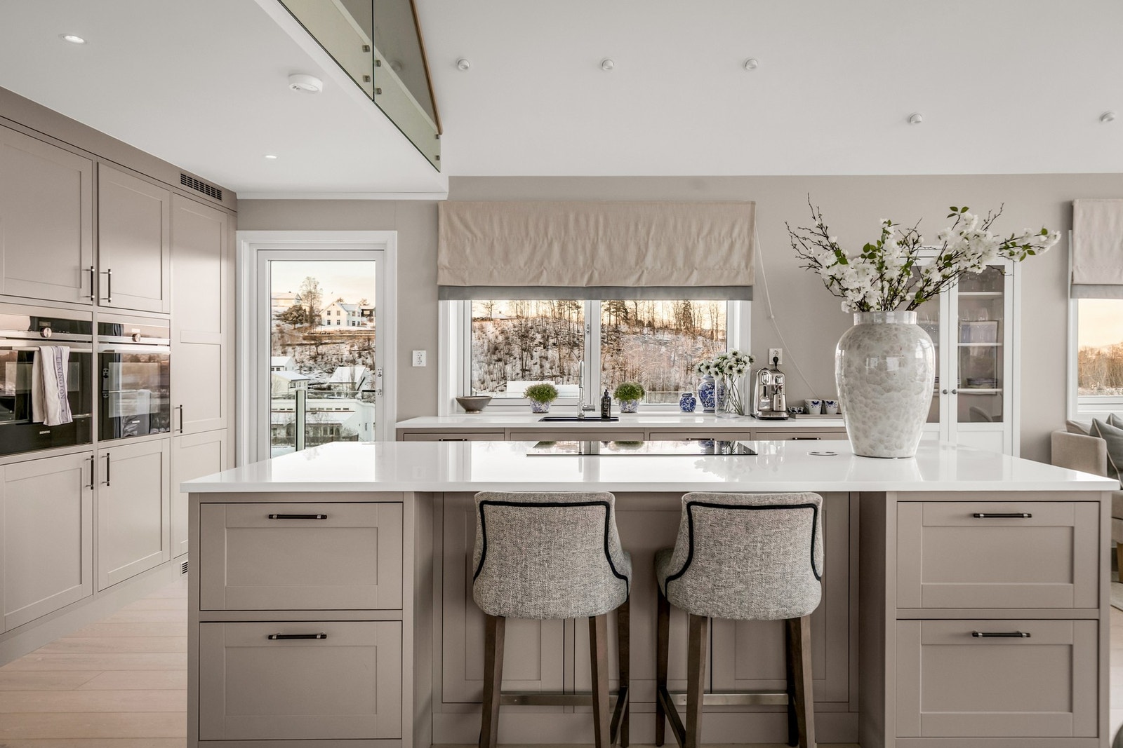 Hele etasjen fremstår gjennomført og påkostet, med materialvalg og fargepalett som understreker boligens eksklusive preg. Galleribilde