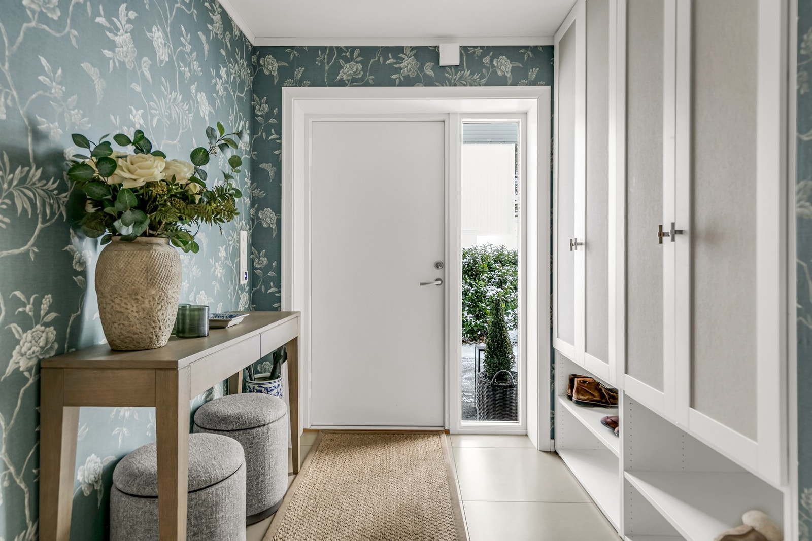 En romslig og innbydende entre med gode oppbevaringsmuligheter. Galleribilde