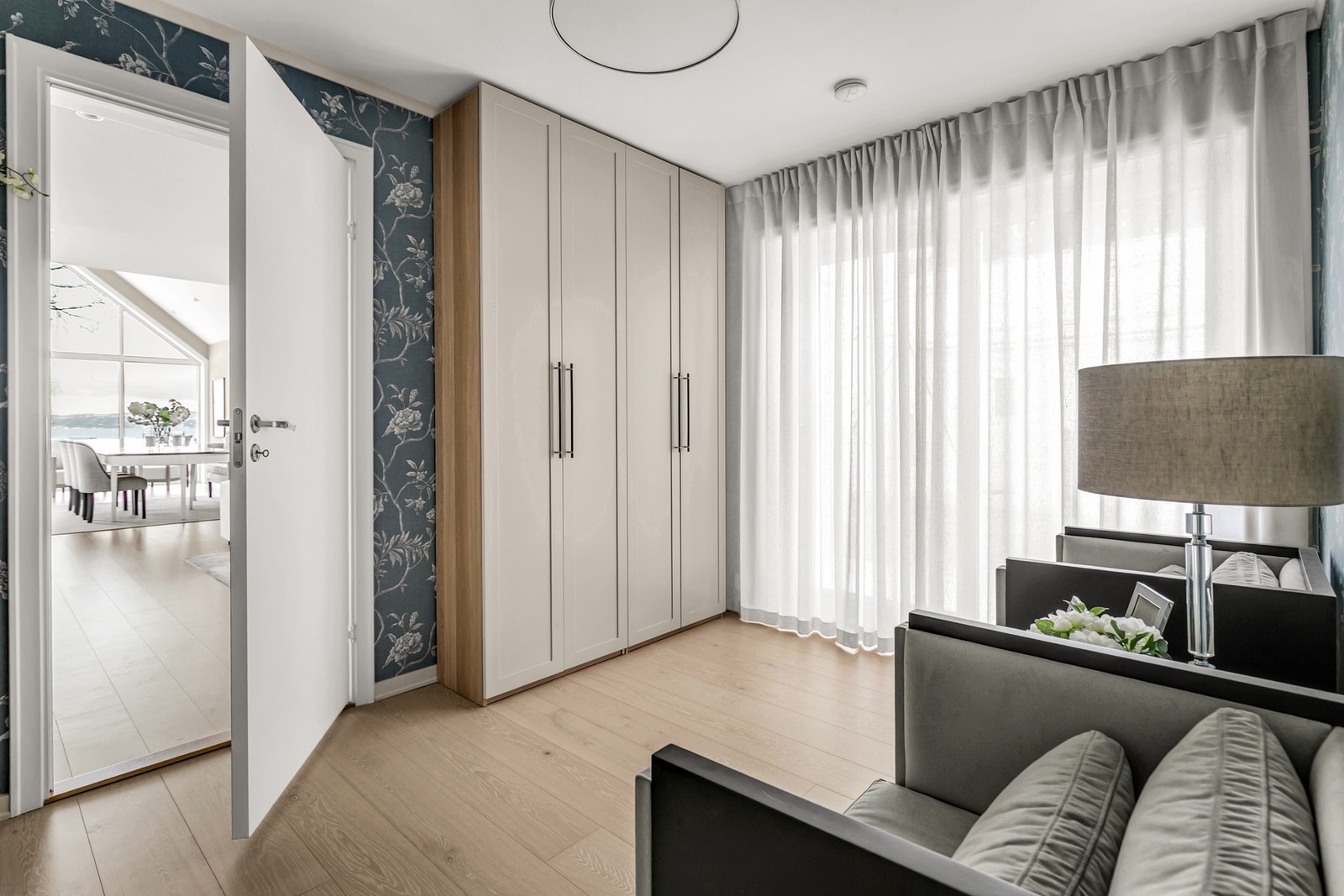 Fra og med tv-stuen er det en egen masteravdeling hvor du kan trekke deg tilbake fra hverdagens aktiviteter i boligen. Galleribilde