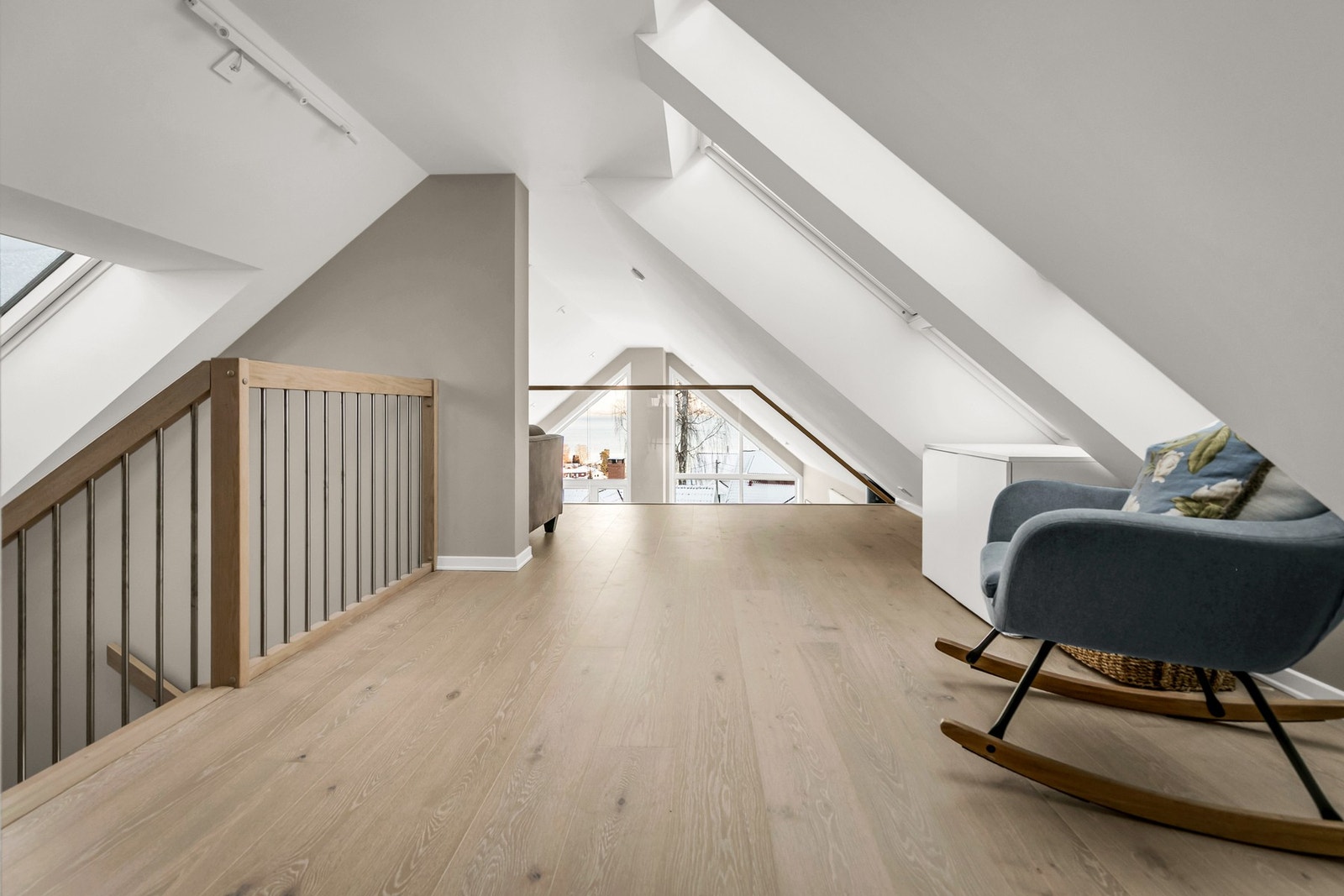 Loftstuen fungerer som et naturlig samlingspunkt i øvre etasje, med god plass til sofa og lenestoler. Galleribilde