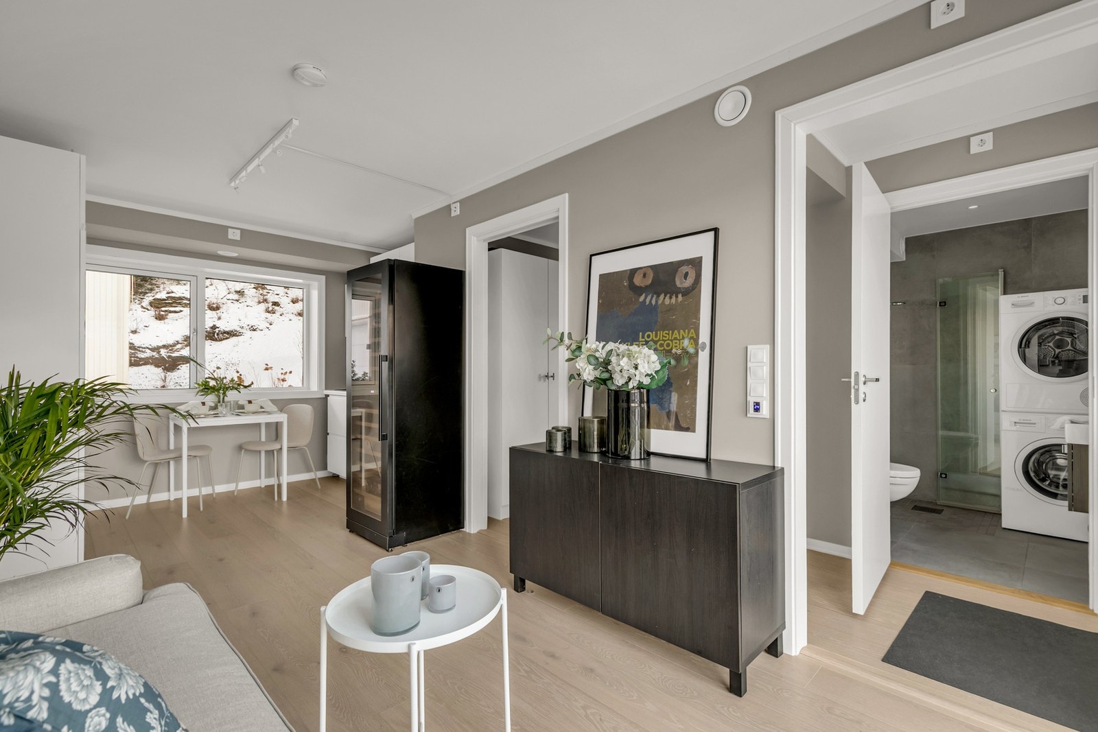 Hybelen har både egen inngang og tilkomst til resten av etasjen. Galleribilde