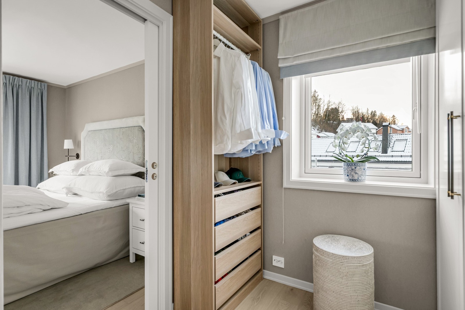 Eget garderoberom gir rikelig med oppbevaringsplass og bidrar til en ryddig og organisert hverdag. Galleribilde