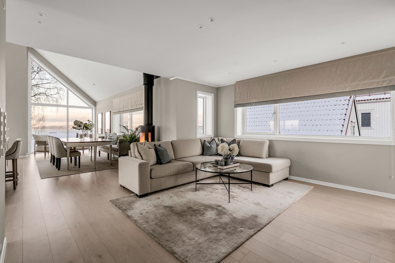 Stuen byr på flere naturlige soner som enkelt kan møbleres etter behov - både for sosialt samvær og rolige stunder. Galleribilde