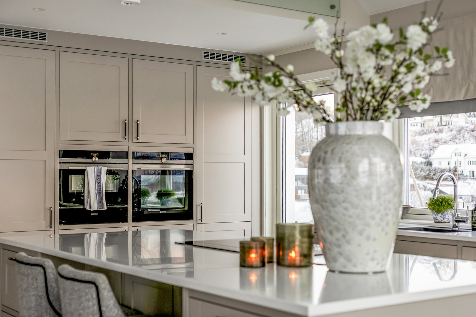 Kjøkkenet er tilpasset en sosial livsstil, med stor kjøkkenøy som gir både ekstra arbeidsplass og naturlig sitteplass. Galleribilde