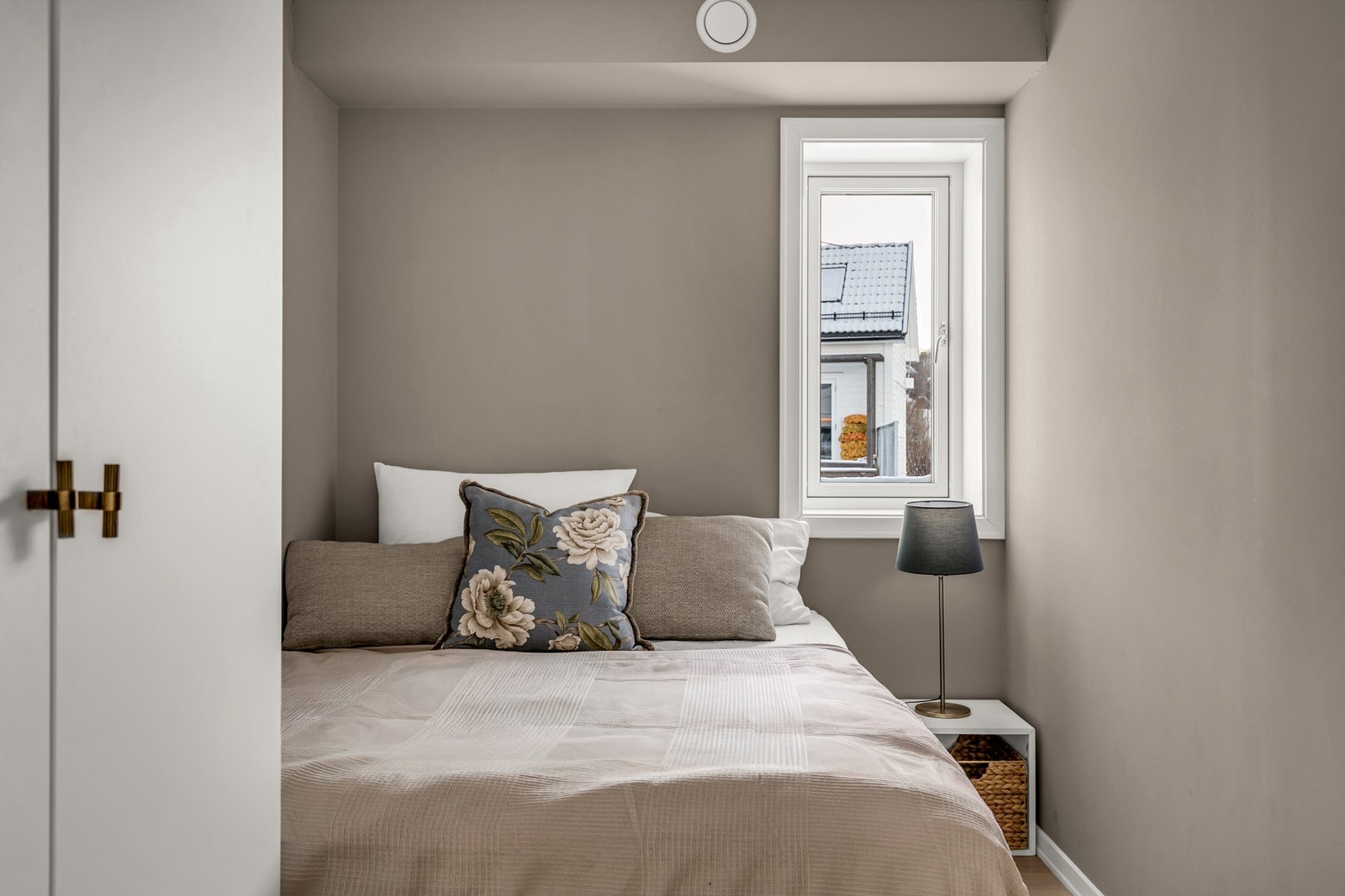 Soverommet i hybelen er rolig og funksjonelt - med plass til dobbeltseng. Galleribilde