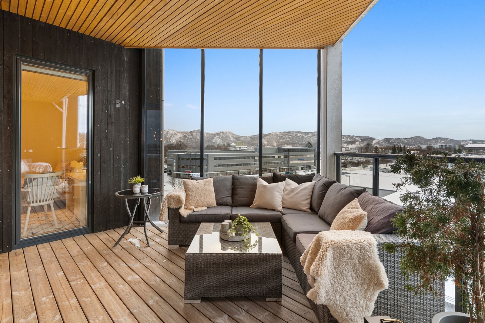 Leiligheten har en romslig, solrik og lun balkong med svært gode leforhold. Galleribilde