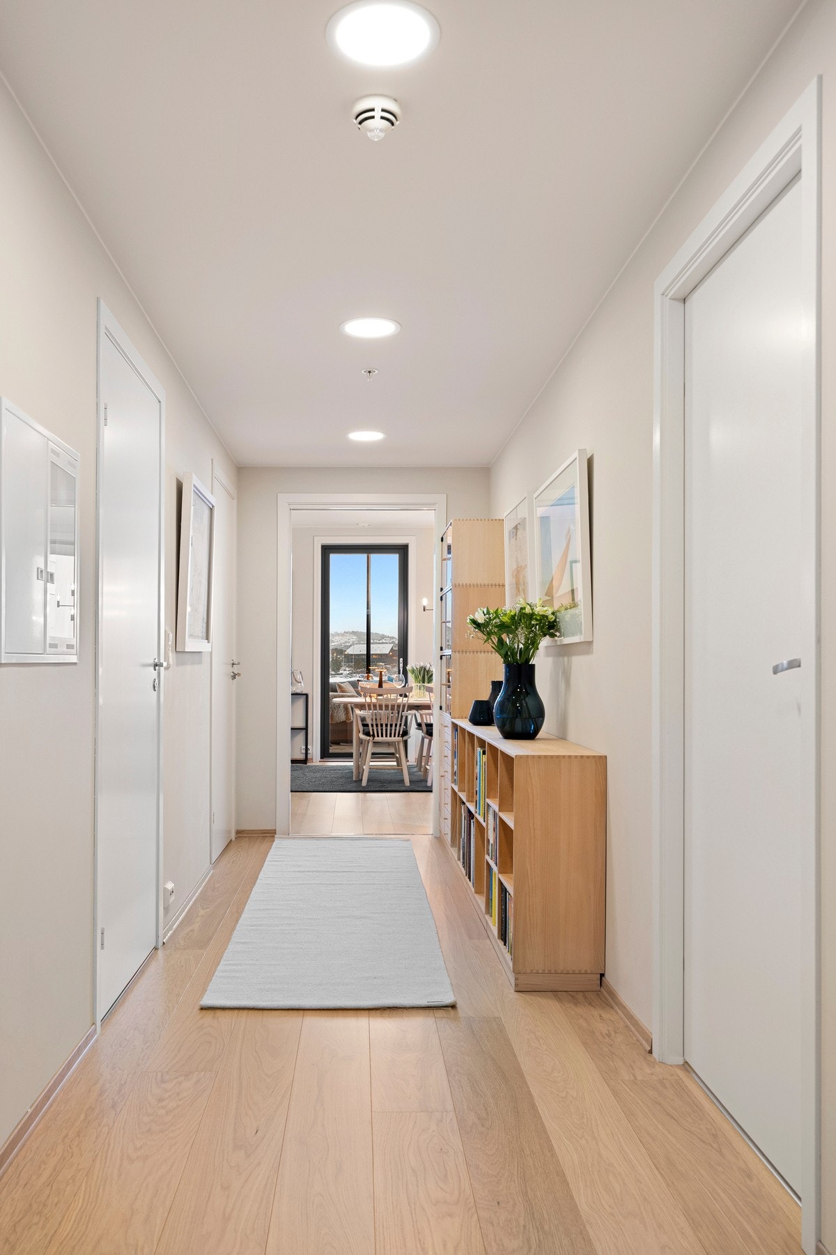 Leiligheten har en lys og romslig entré med integrert garderobeløsning. Gulvet er oppgradert med 1-stavs parkett, som gir et eksklusivt og helhetlig uttrykk. Galleribilde