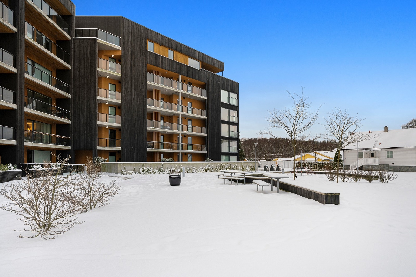Fellesarealene rundt bygget er velholdte, med lekeplass, frisbeeområde, benker, bord og sykkelparkering. Galleribilde