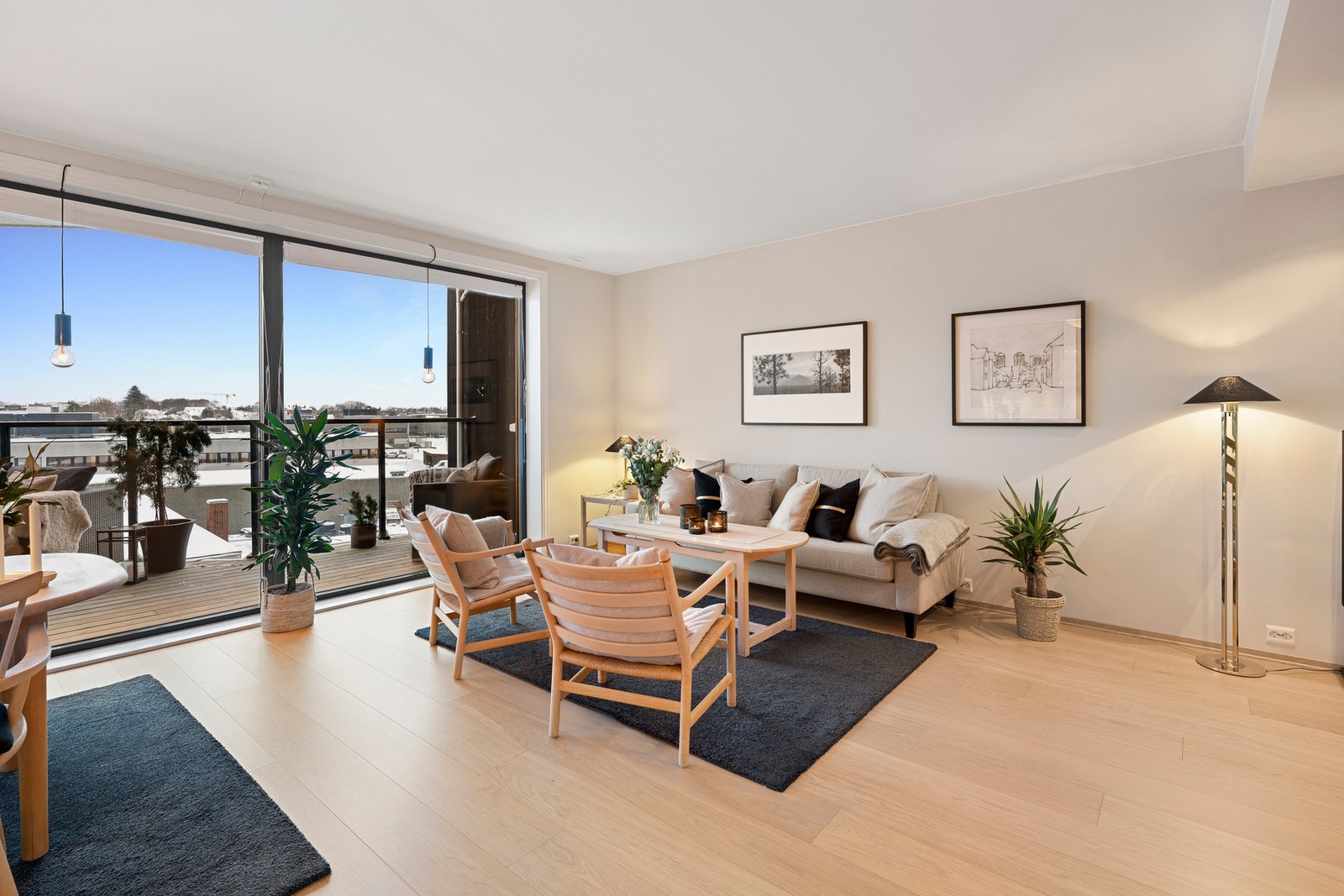 Rommet har naturlige soner for både sofagruppe og spiseplass, og oppleves som sosialt og funksjonelt. Galleribilde