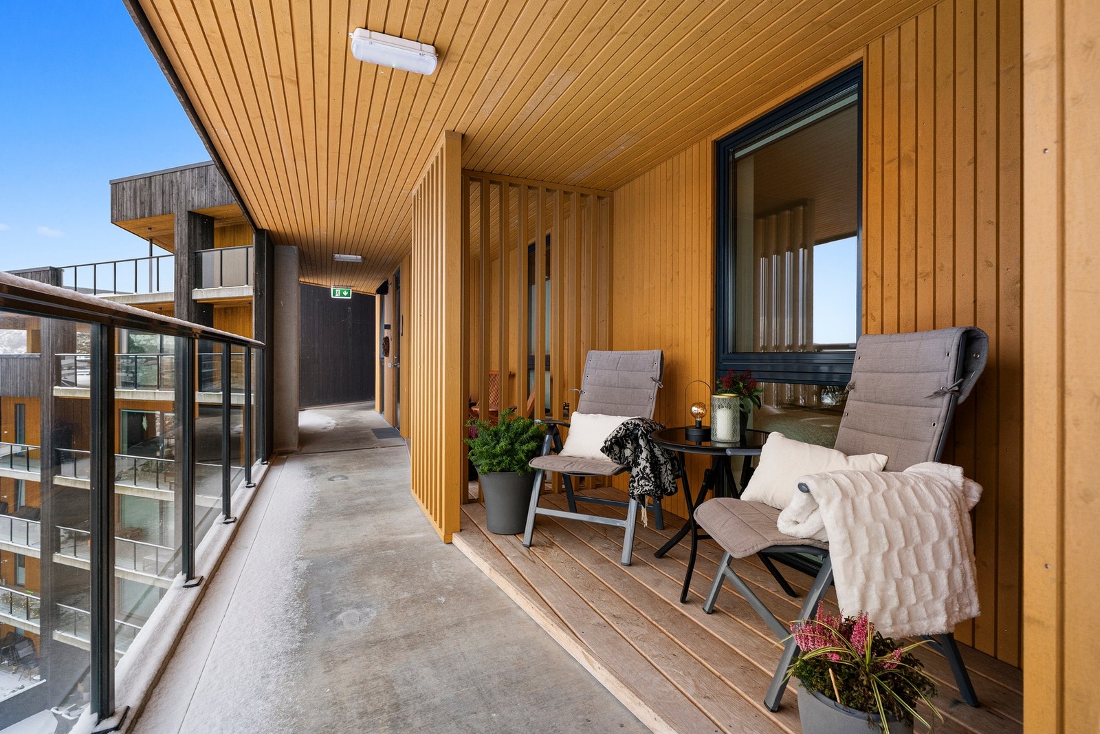 I tilknytning til inngangsdøren er det en praktisk uteplass som gir ekstra bruksverdi, og fungerer godt for møblering. Galleribilde