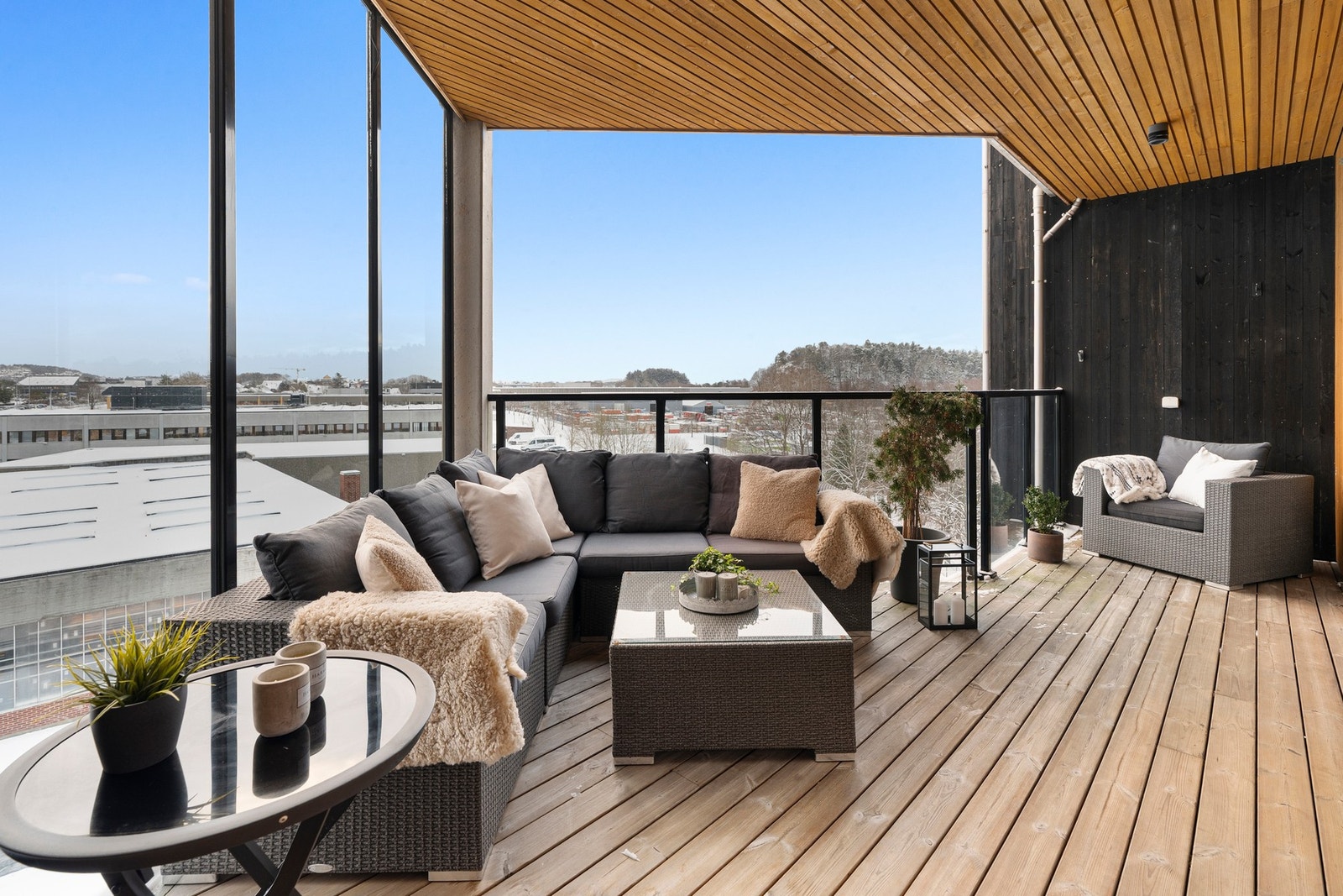 Balkongen er skjermet på begge sider og delvis overbygget, med god plass til både sittegruppe og spisebord. Galleribilde