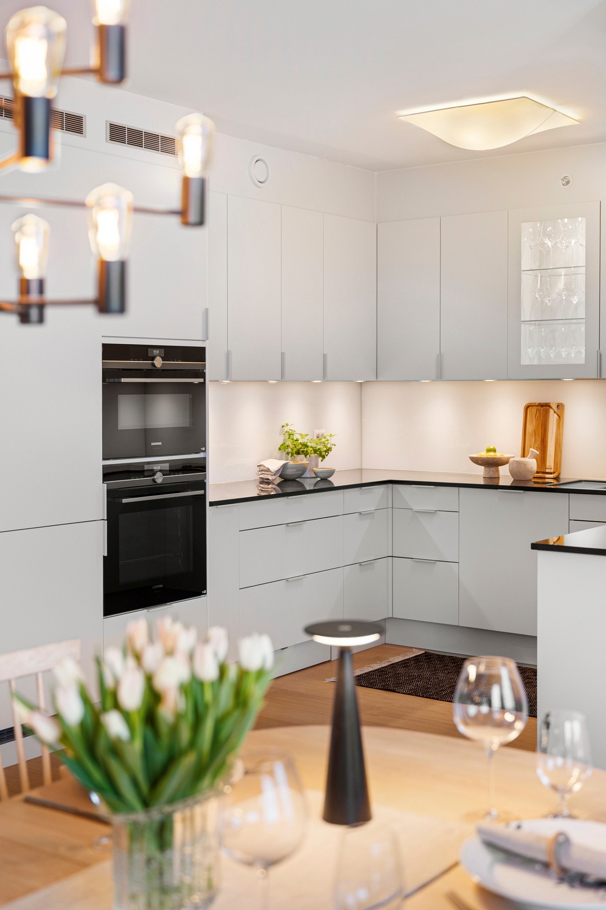 Skuffer og hyllesystemer er dimensjonert for høy belastning, og praktiske sokkelskuffer gir ekstra lagringsplass. Galleribilde