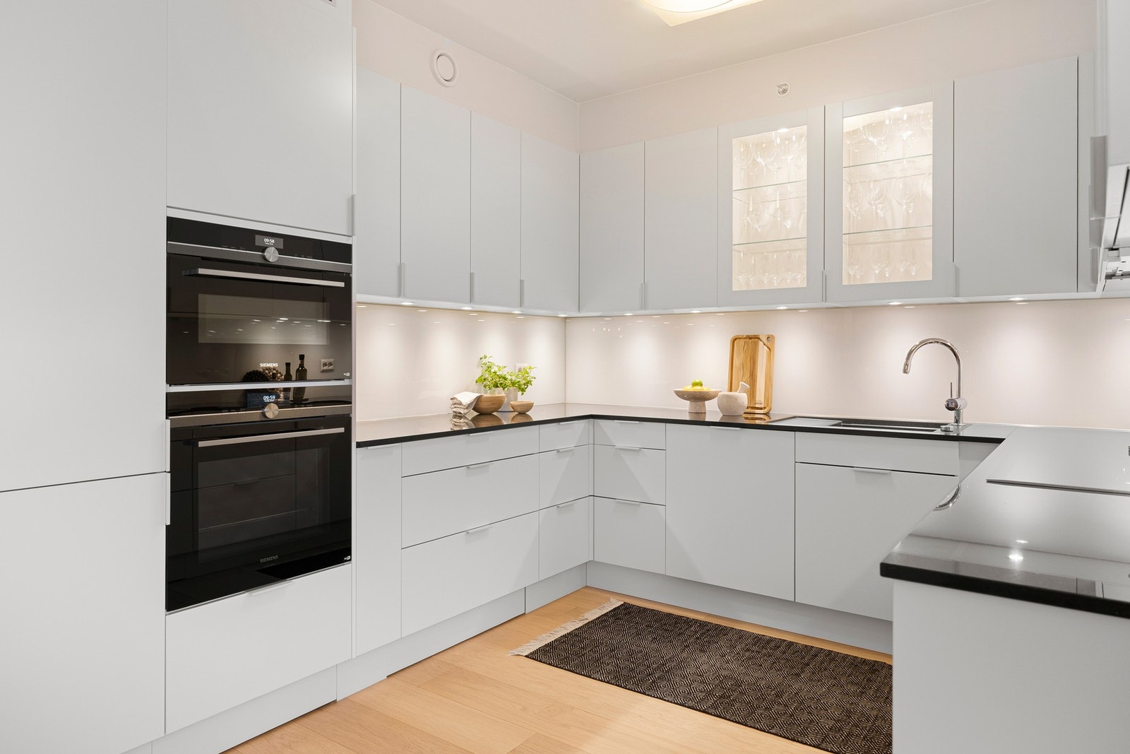 Kjøkkenet er fullt utstyrt med integrerte hvitevarer av høy kvalitet og har en benkeplate i eksklusiv granitt, samt herdet glass mellom granitt benkeplate og overskap. Galleribilde