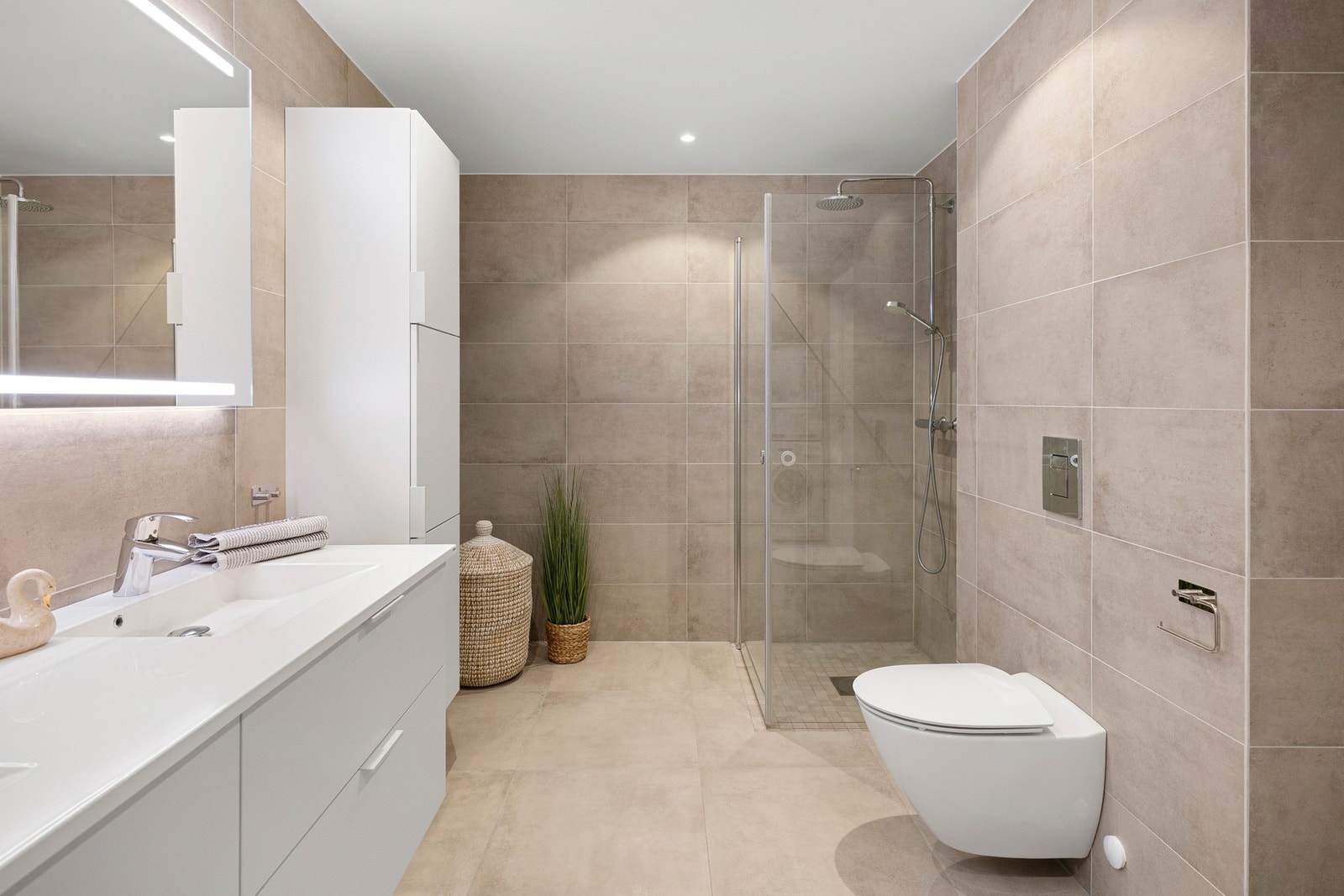 Badet har vannbåren gulvvarme via fjernvarme. Galleribilde