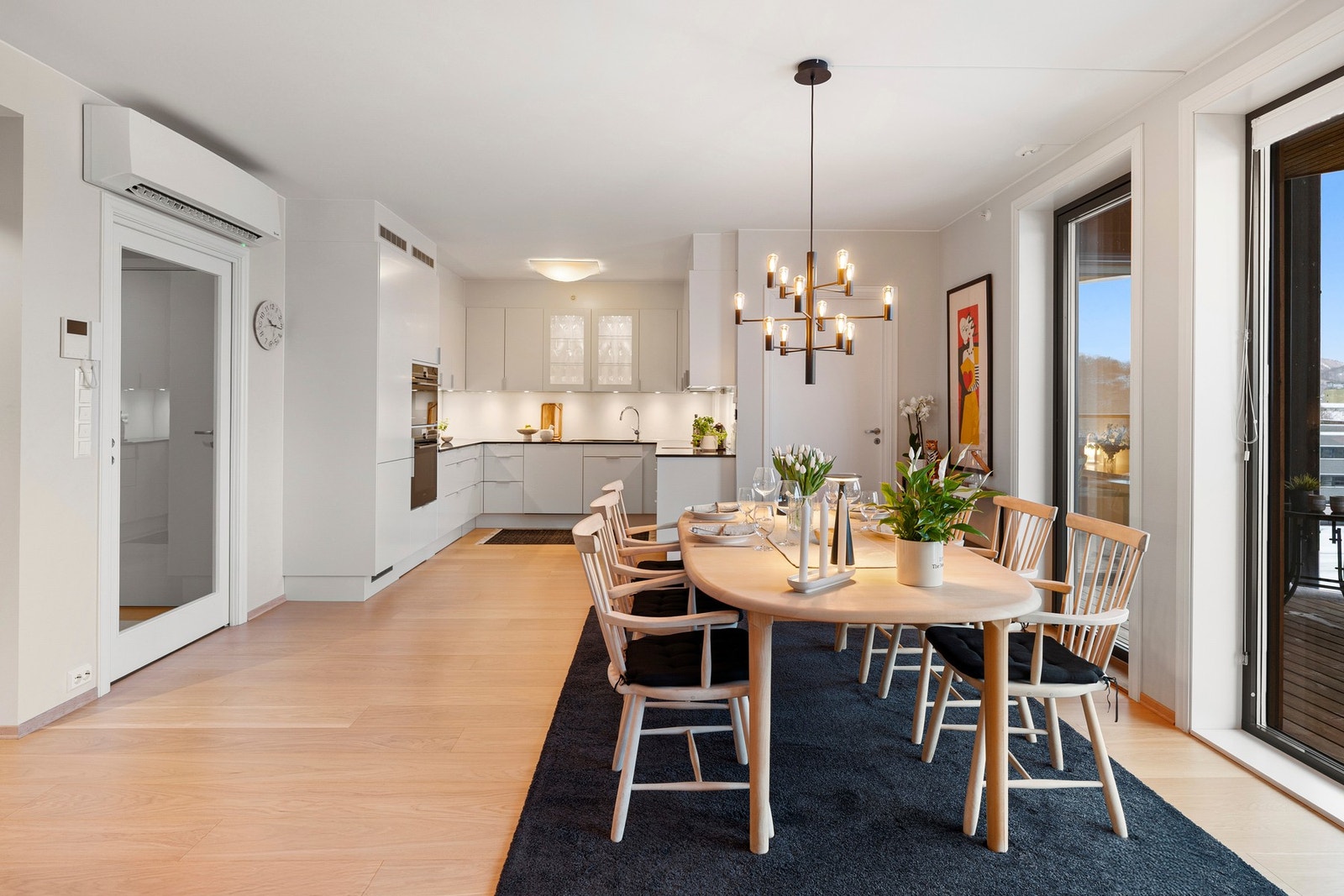 Kjøkkenet er betydelig oppgradert fra standardleveranse og fremstår som et påkostet og gjennomført kvalitetskjøkken fra Sigdal. Det er valgt takhøye skap som gir rikelig med oppbevaringsplass og et ryddig uttrykk. Galleribilde