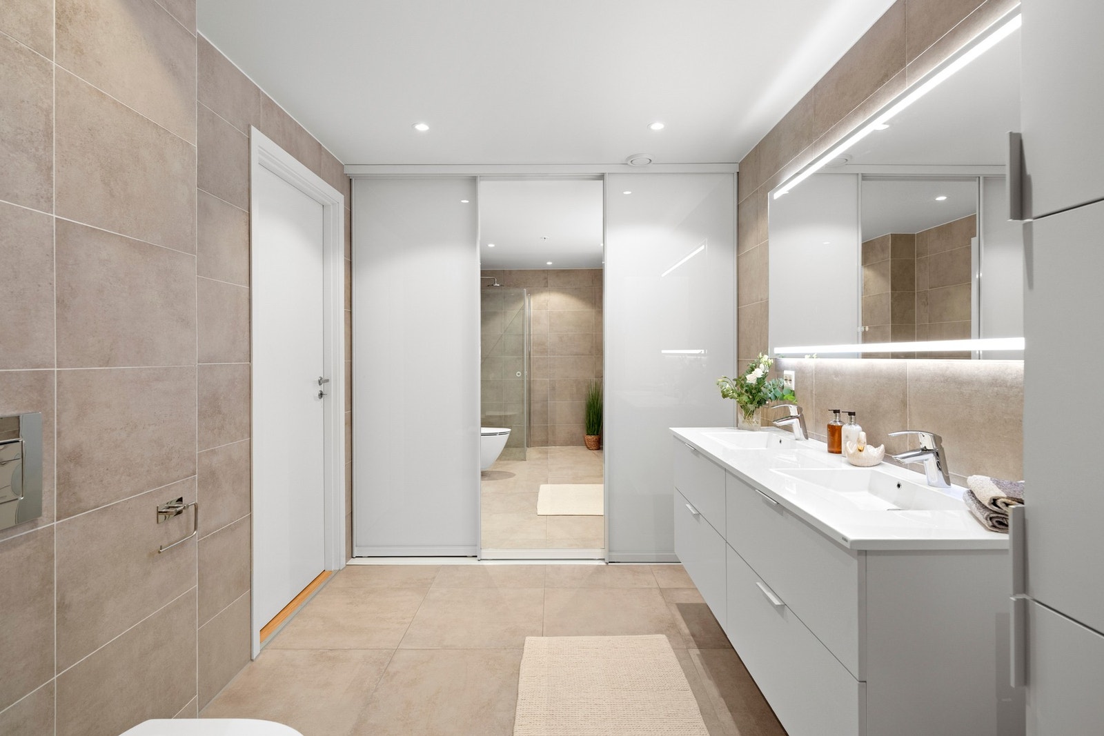 Hovedsoverommet har en attraktiv suite-løsning med direkte adkomst til eget bad, som gir en privat og komfortabel hotellfølelse i hverdagen. Galleribilde