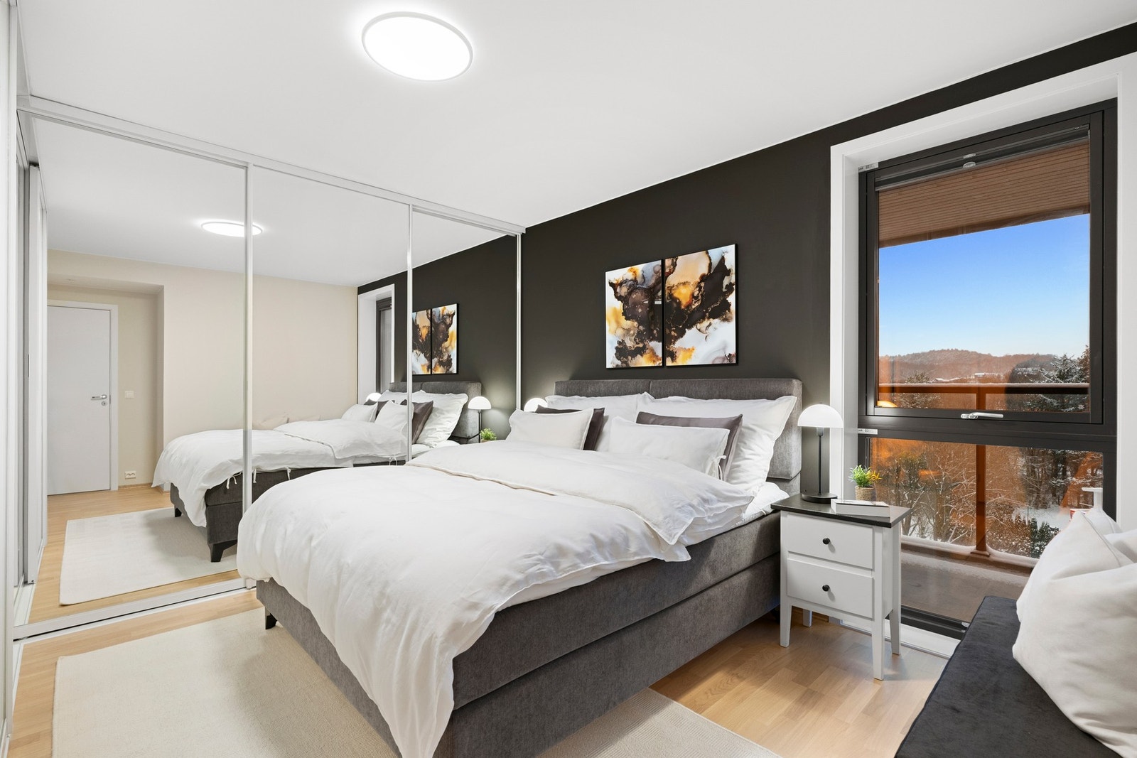 Hovedsoverommet er romslig og elegant utformet, med god plass til dobbeltseng og nattbord. Man har en skyvedørsgarderobe som strekker seg over to av veggene. Galleribilde