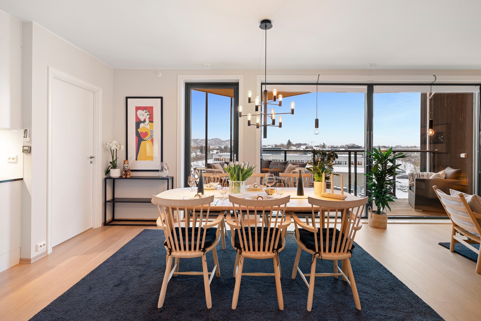 Fra stuen er det direkte utgang til den romslige balkongen, som fungerer som en naturlig forlengelse av oppholdsrommet. Galleribilde