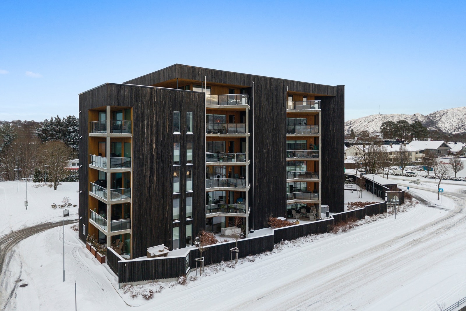 Terrasseområdene er skjermet på begge sider og har takoverbygg, noe som gir en ekstra behagelig opplevelse uansett værforhold. Galleribilde