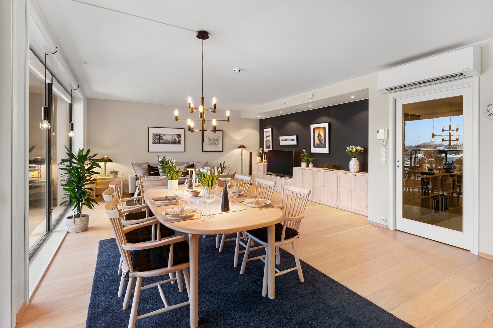 Oppvarming skjer via konvektor tilknyttet fjernvarmeanlegget. Galleribilde