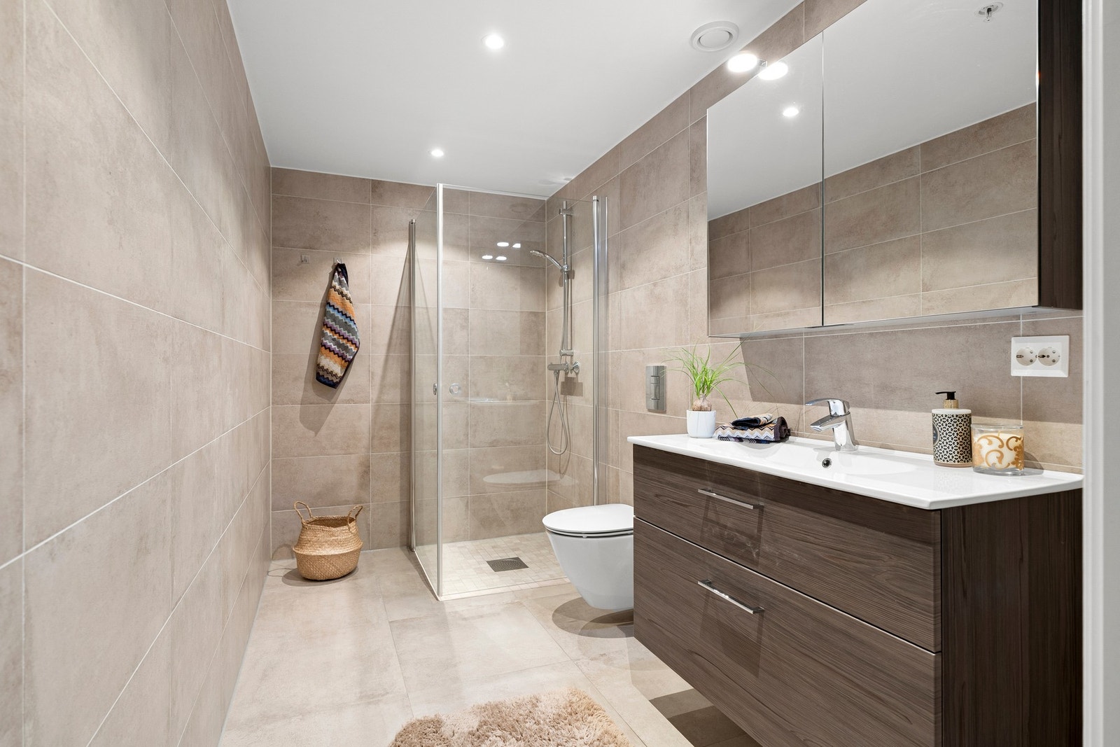 Leilighetens andre bad er også oppgradert fra standard og holder samme gjennomførte stil. Galleribilde