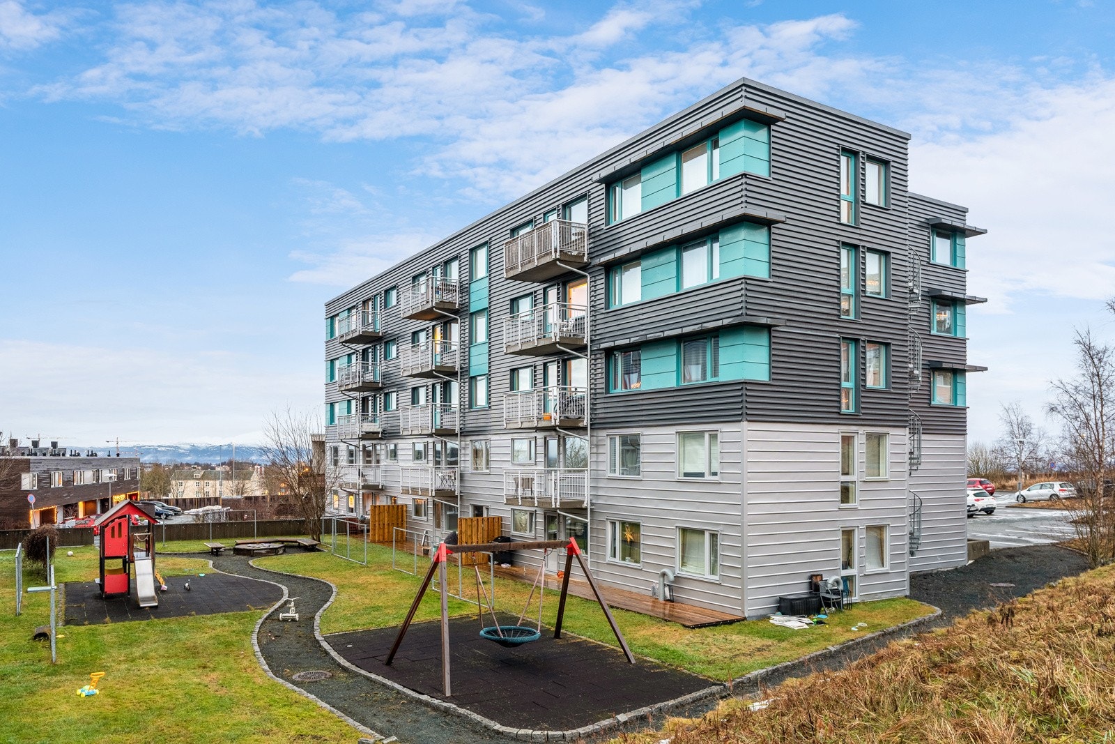 Leiligheten har en endebeliggenhet i fronten av byggets 4. etasje. Med delvis overbygget balkong. Galleribilde