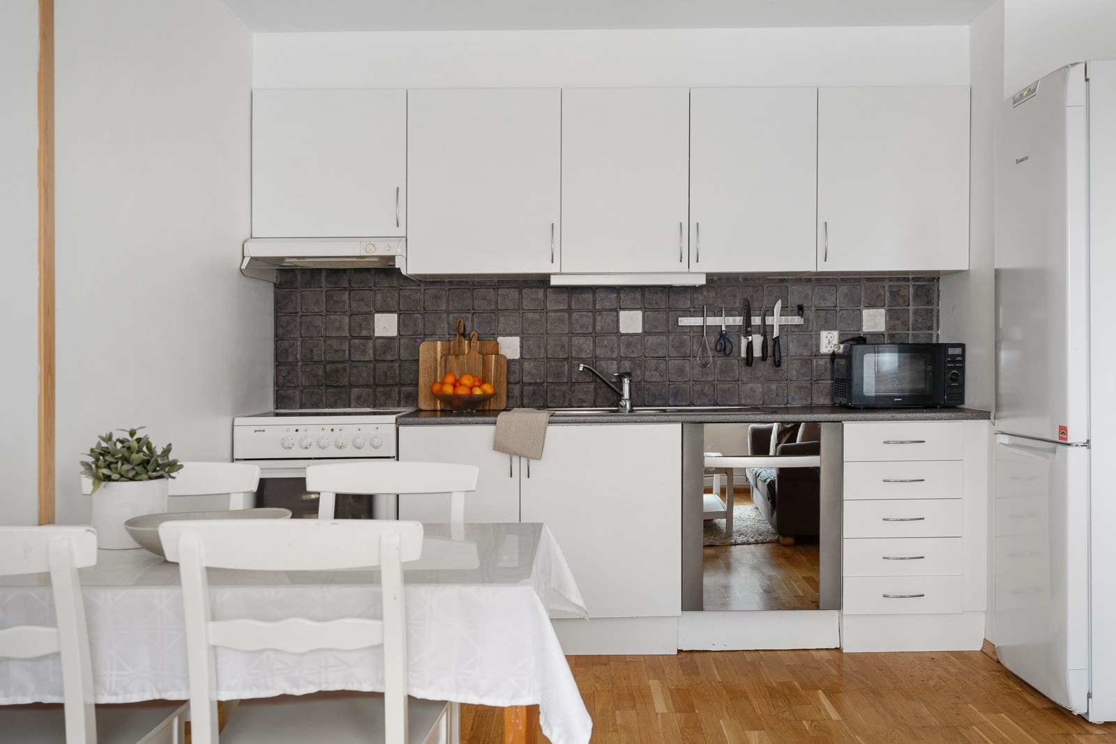 Kjøkkenet har praktiske fliser over benkeplaten som gir en fin kontrast. Galleribilde