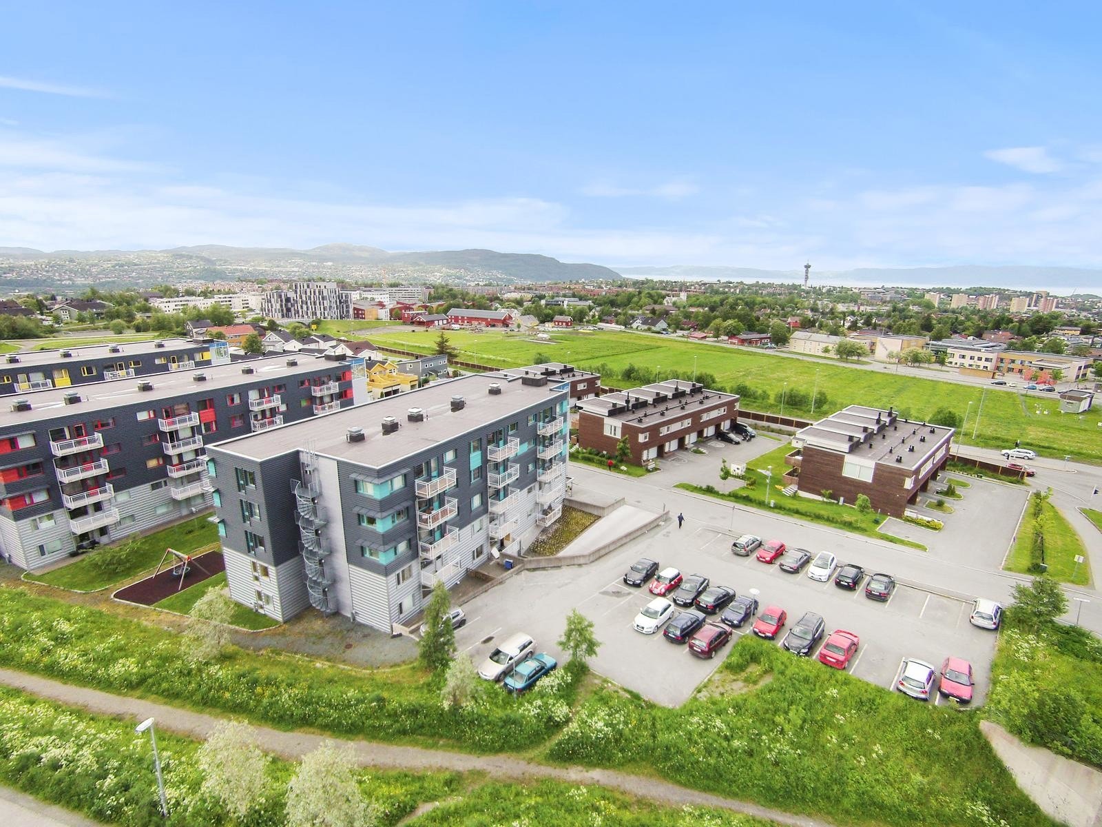 Nedre Bergheim Borettslag består av 110 enheter. Det er gratis parkering for beboerne utenfor blokkene og på den store parkeringsplassen. Galleribilde