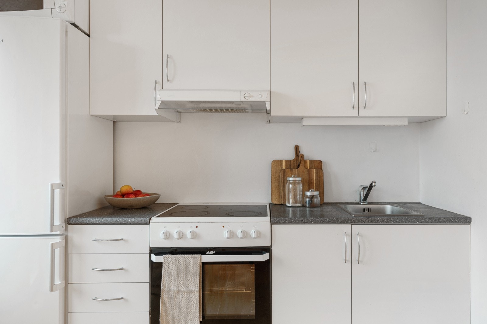 Kjøkkenet har plass til hvitevarer som kjøl- og fryseskap samt komfyr. Galleribilde