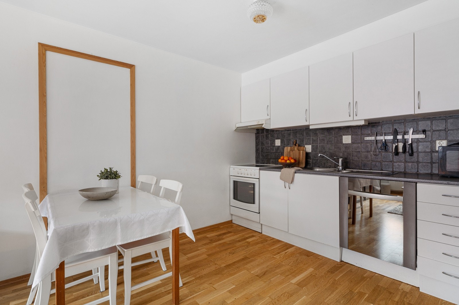 Spisebordet ligger praktisk plassert mellom stuen og kjøkkenet. Her kan man samle familie og venner til hyggelige stunder. Galleribilde