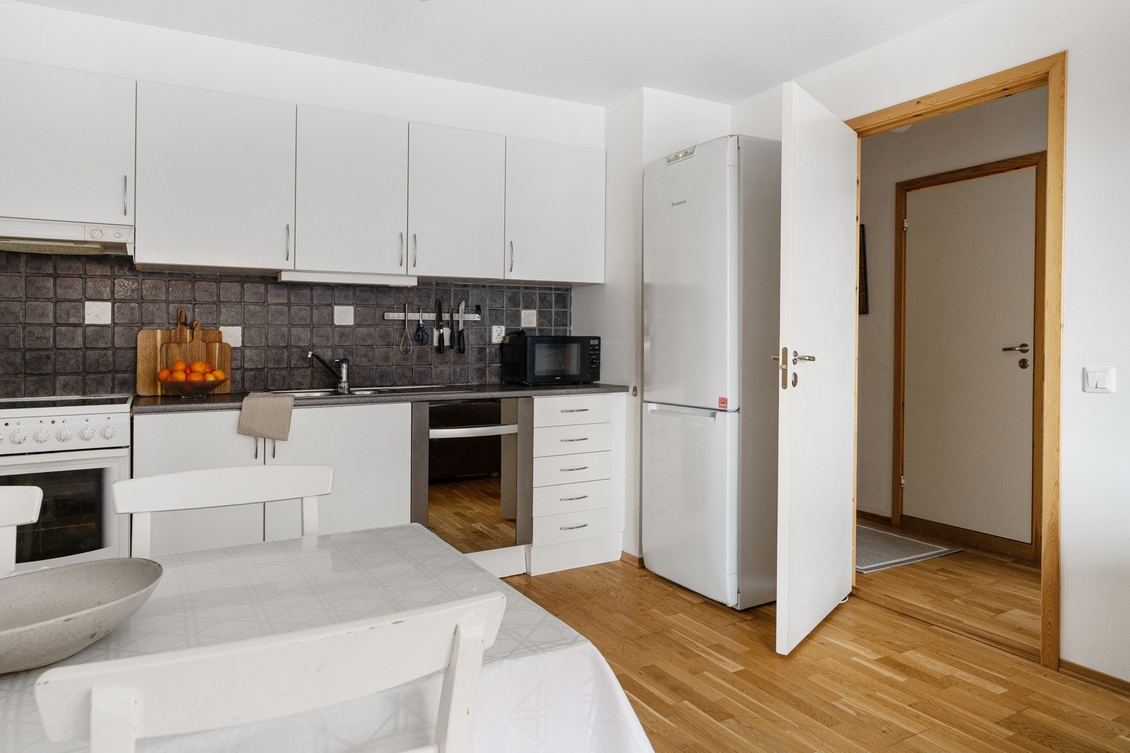 Kjøkkenet er lyst og er innredet med god benk- og skapplass. Galleribilde