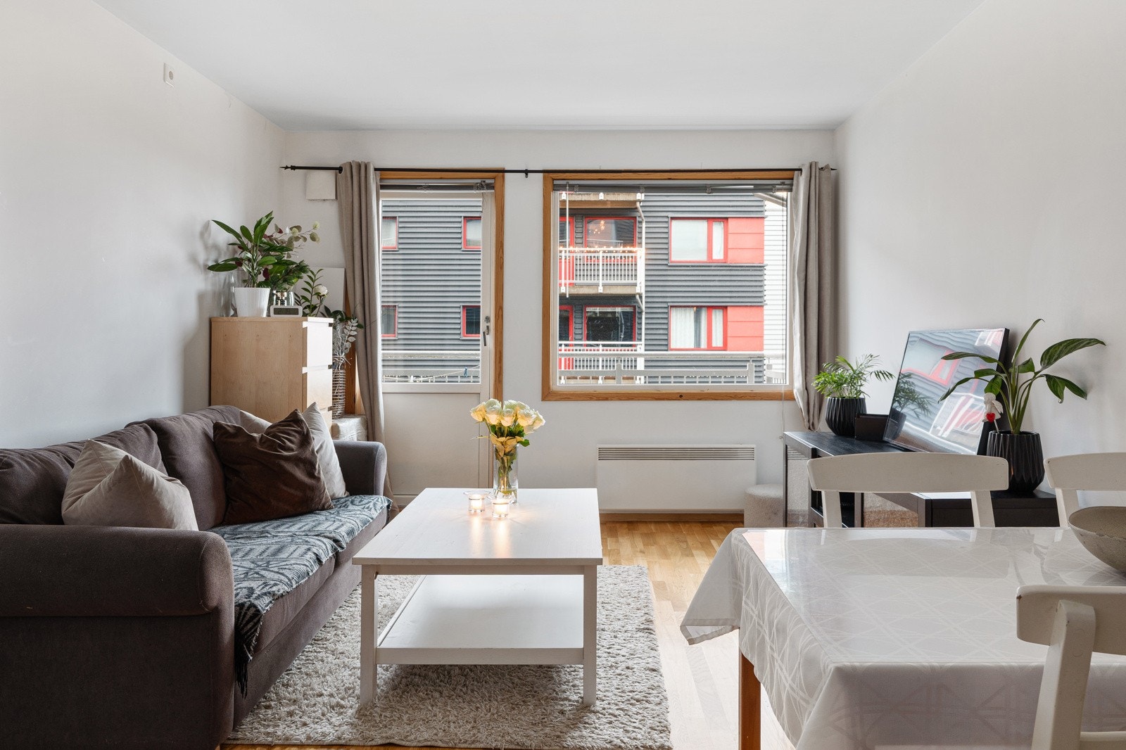 Store vindusflater gir godt med naturlig dagslys inn i leiligheten. Fra stuen er det utgang til balkongen som har ettermiddag og kveldssol. Galleribilde