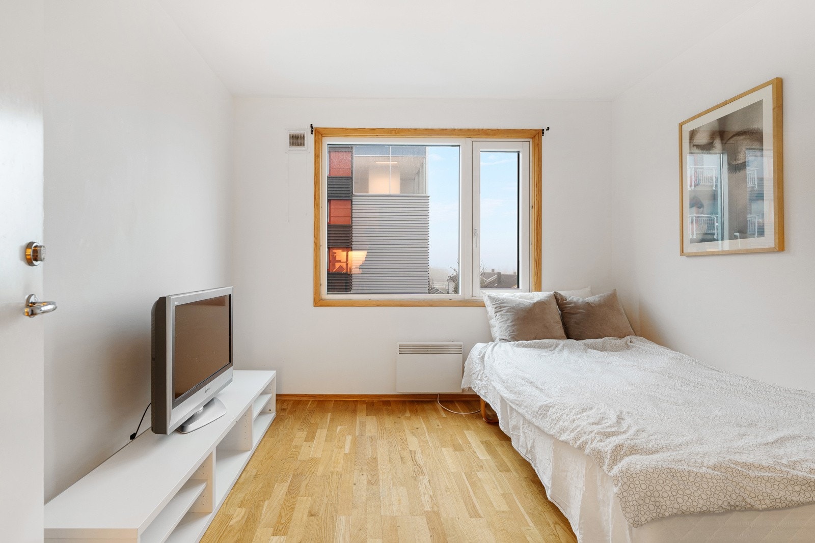 Hybel 2 er på 10 kvm. Begge rommene har plass til seng, kontorpult og garderobeskap. Galleribilde