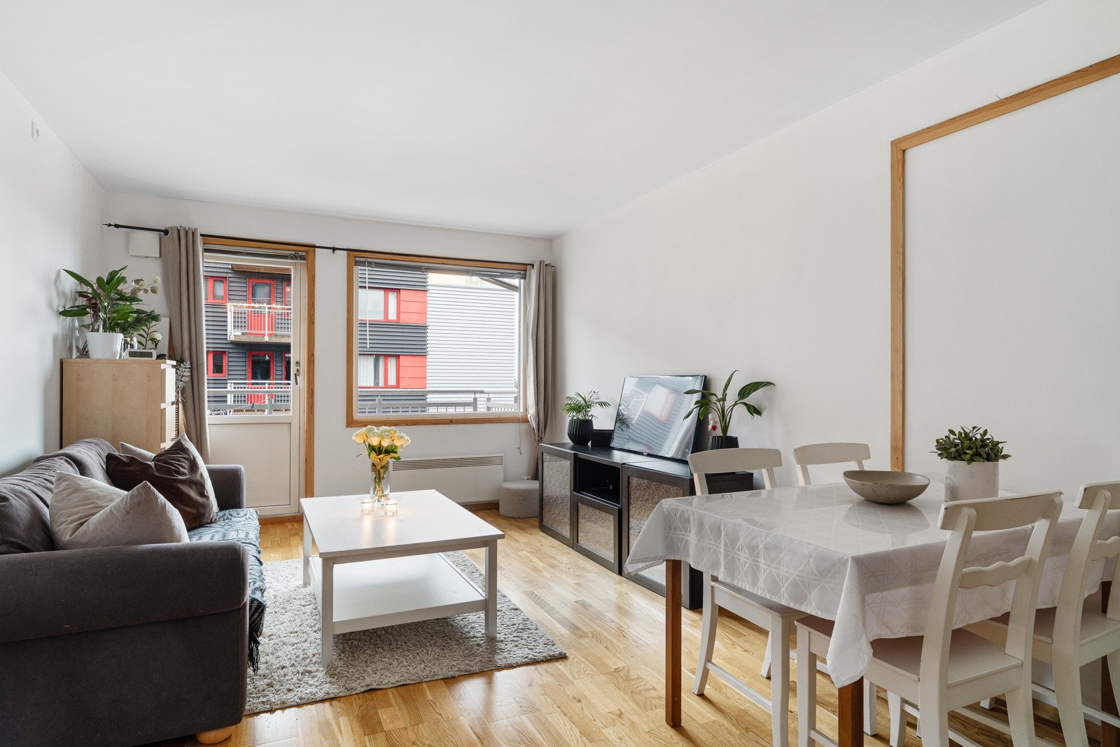 Stuen og kjøkkenet er 21 kvm og har parkett på gulv og lyse farger på vegger. Galleribilde