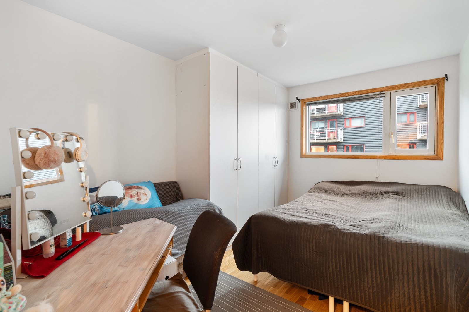 Soverommet er på 10,5 m². Her er det god plass til seng, garderobe og kontorløsninger. Galleribilde