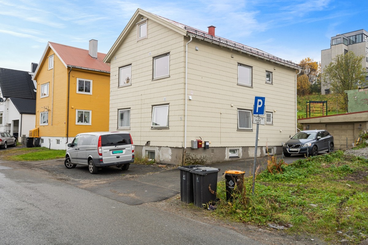 Leiligheten har en sentral beliggenhet med umiddelbar nærhet til bysentrum!