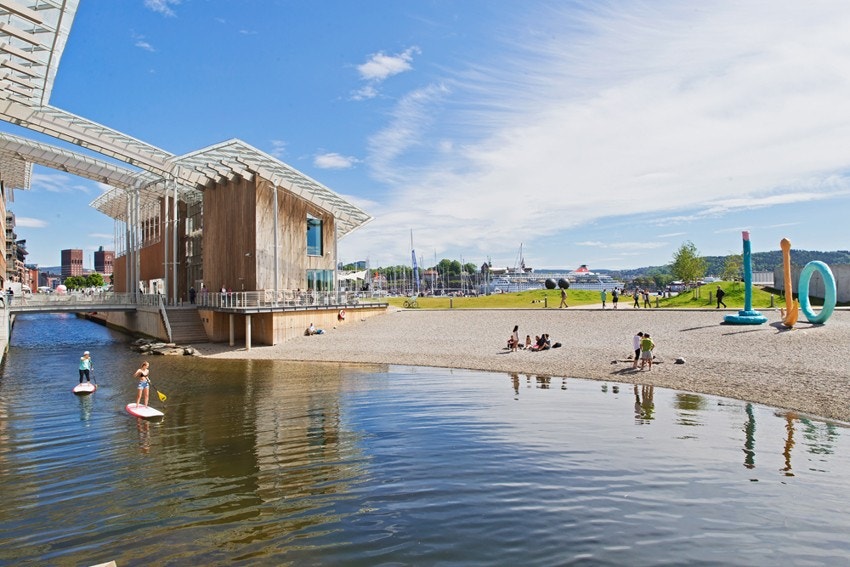 Aker Brygge byr på pulserende byliv ved fjorden, med prisbelønte restauranter, hyggelige caféer og en unik kombinasjon av maritim stemning og moderne arkitektur Galleribilde