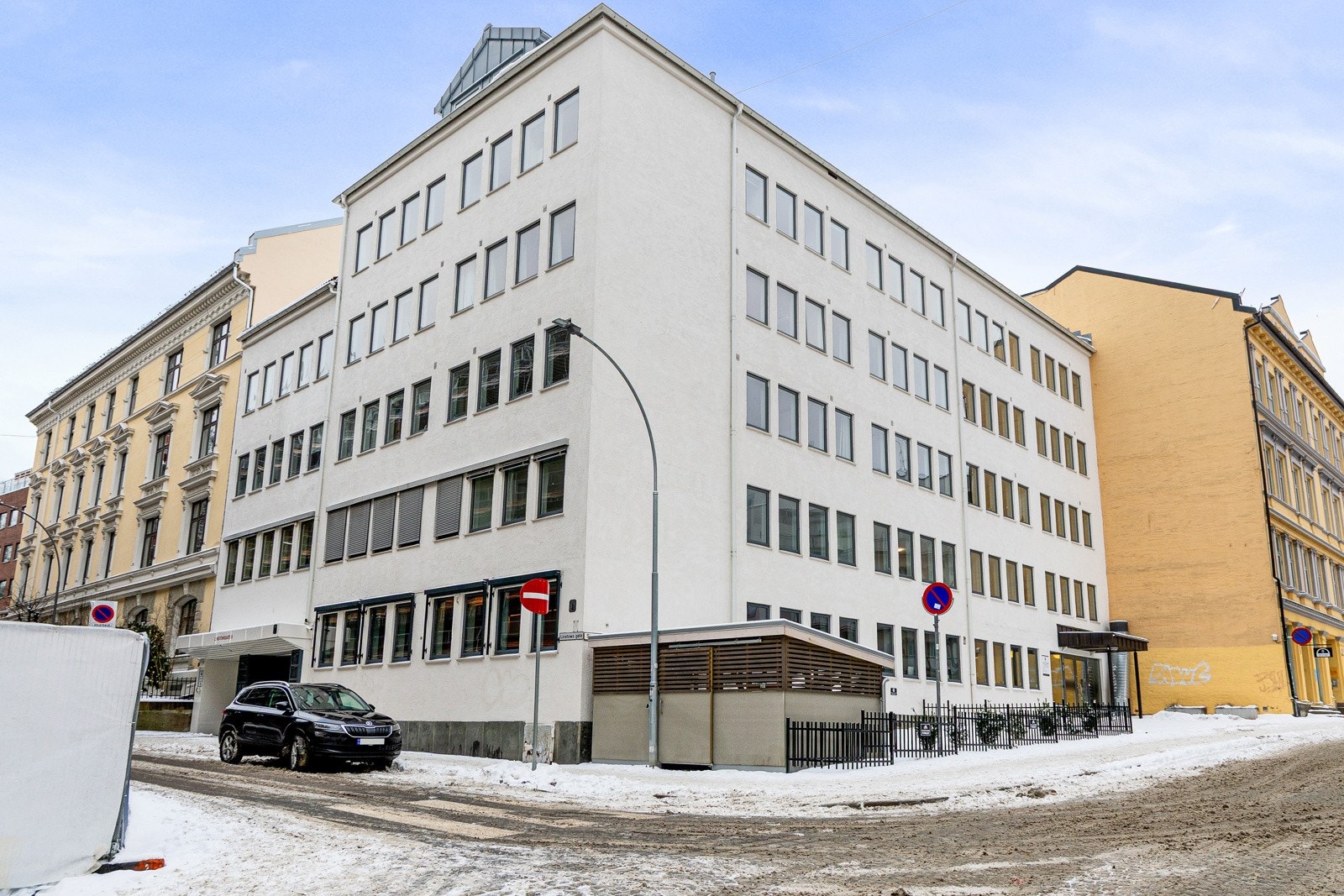 Bygget er beliggende i et urbant, populært og meget sentralt boligområde ved Homansbyen i Oslo Galleribilde