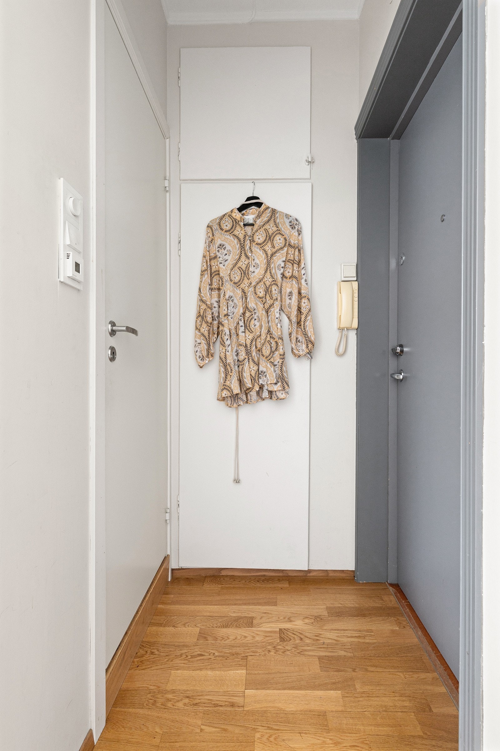 Entréen fremstår lys og byr på mulighet for praktisk garderobeskap. Ekstern lagringsplass med bod i kjeller på 2 kvm. Galleribilde