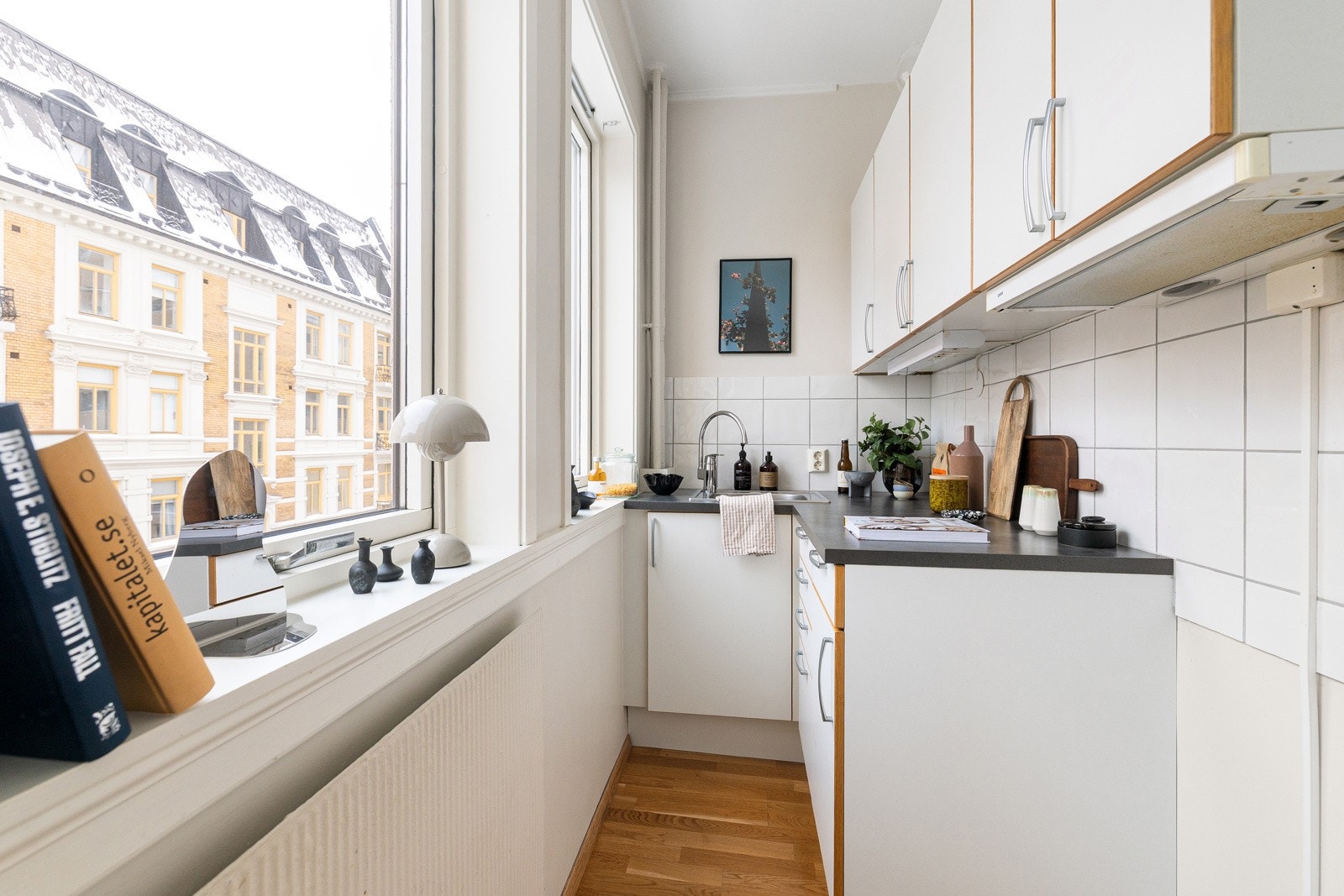 Innredning med kullfiltervifte over stekesonen. Opplegg for komfyr og kjøl/fryseskap. Det er etablert komfyrvakt. Galleribilde