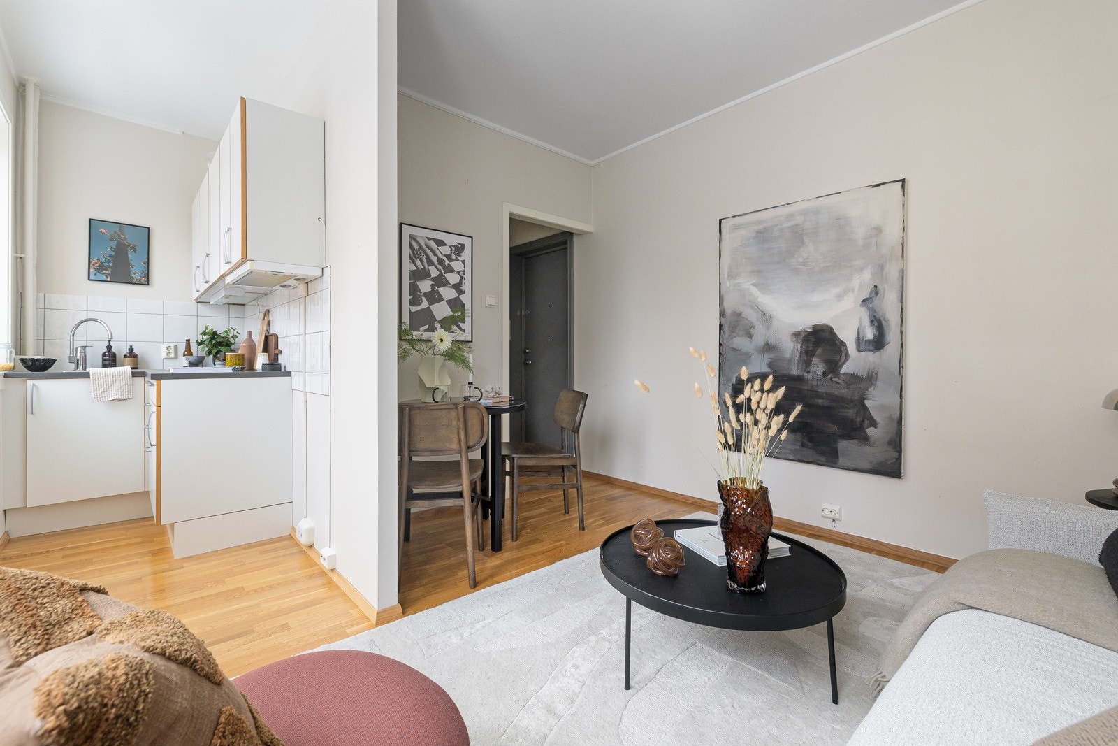 Tvis-kjøkkeninnredning fra 2020 med glatte hvite fronter, 28mm tykk og grå laminatbenkeplate med nedfelt vaskekum i børstet stål og ettgreps blandebatteri. Galleribilde