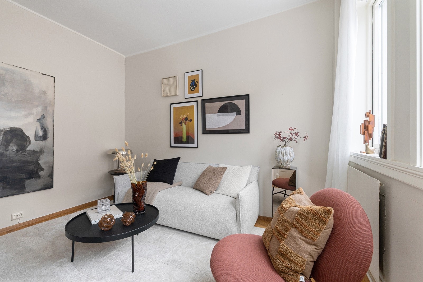 Romslig stue/ soverom i delvis åpen løsning med kjøkkenet som skaper et sosialt og arealeffektivt oppholdsrom Galleribilde