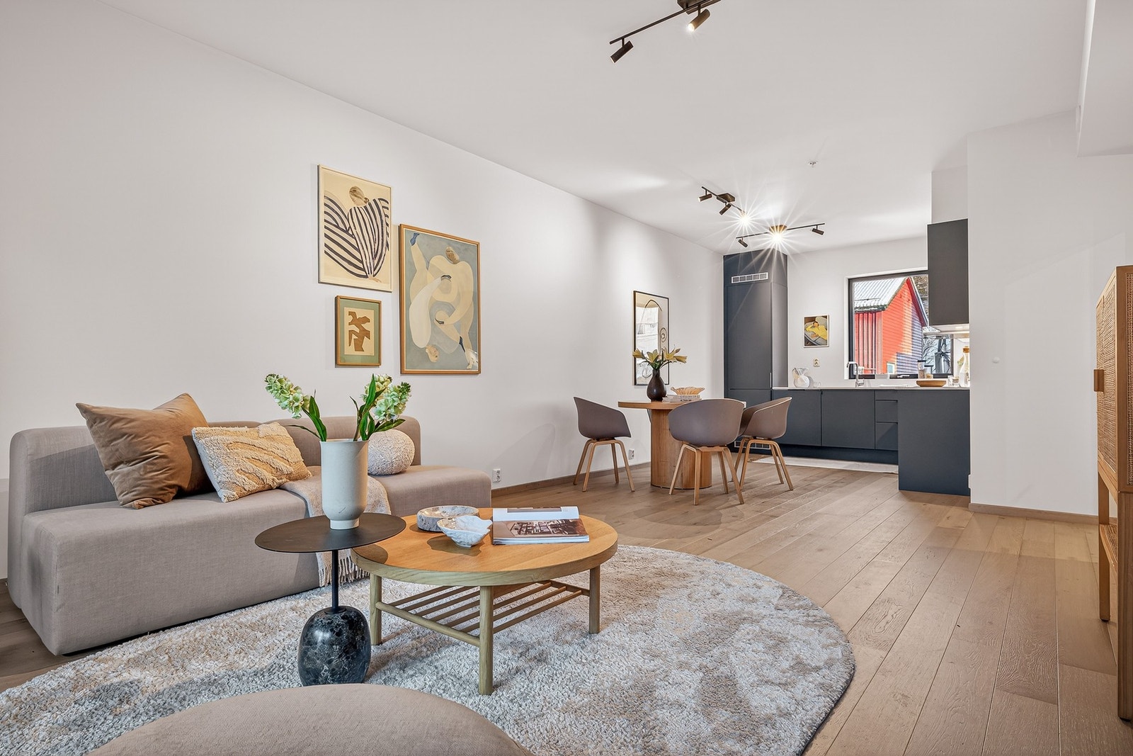 Stuen er ca. 31 kvm - Vindu på begge sider og god takhøyde gir en luftig romfølelse Galleribilde