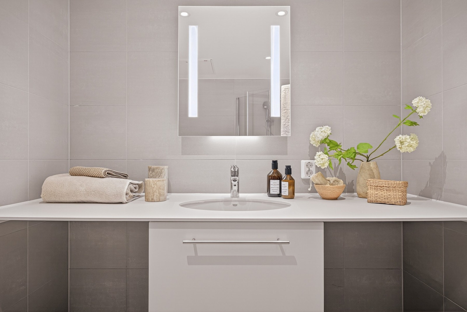 Praktisk innredning som utnytter plassen til det fulle - Under benkeplaten er det opplegg til vaskemaskin og tørketrommel Galleribilde